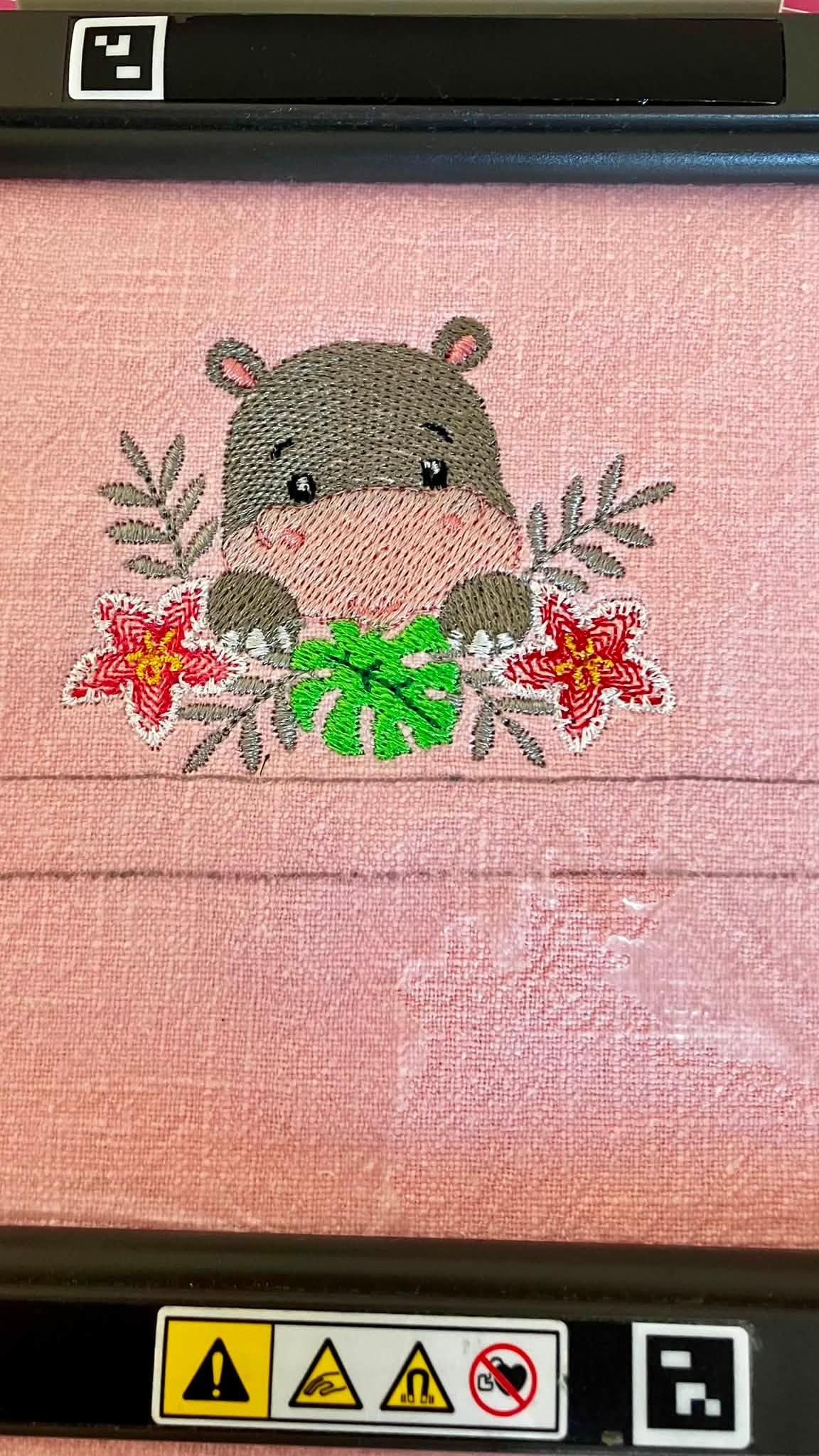 Hippopotame Fleuri Tropical – Motif de Broderie Machine – 3 Tailles