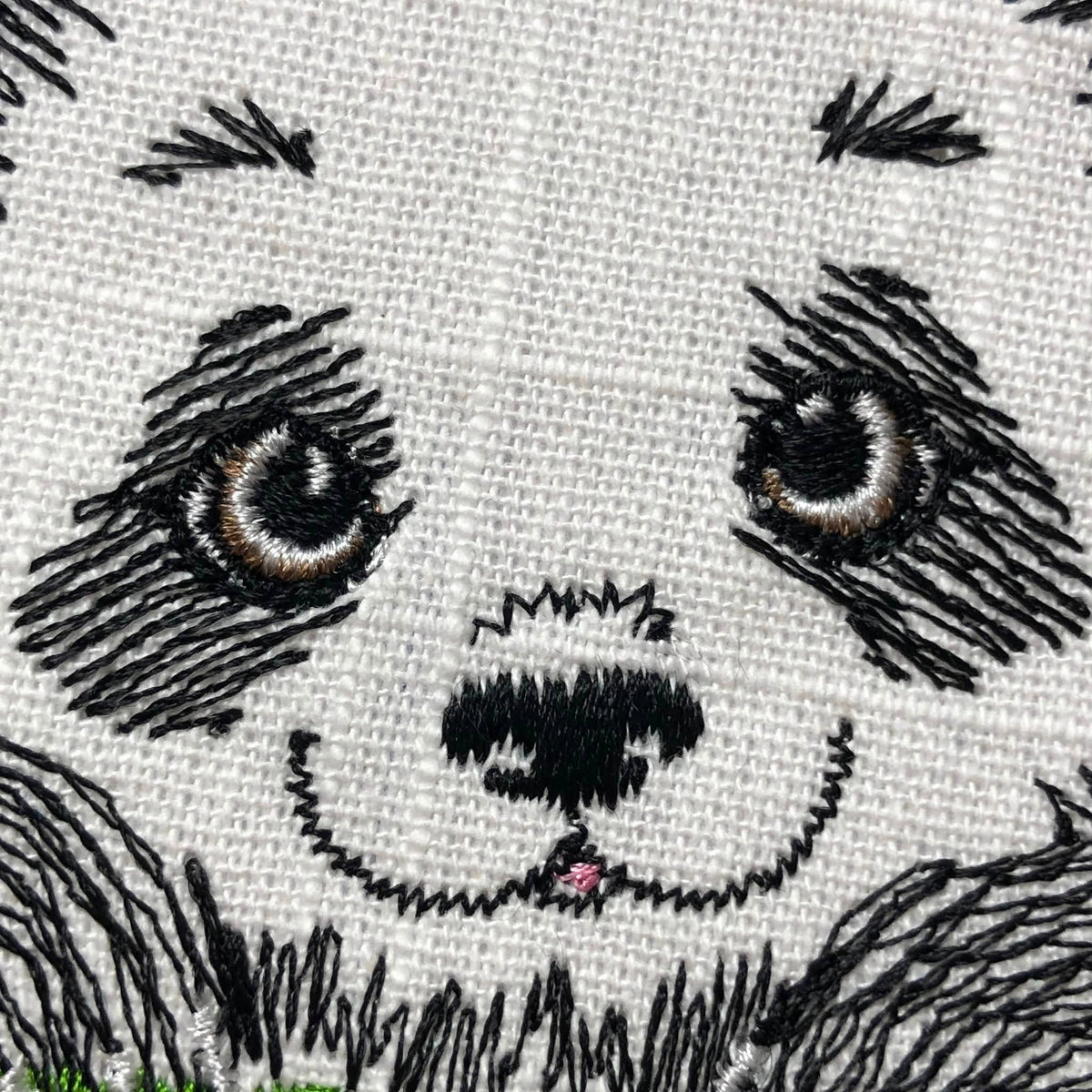 Panda Fleuri – motif de broderie machine texturé entouré de fleurs et feuillages – 4 tailles