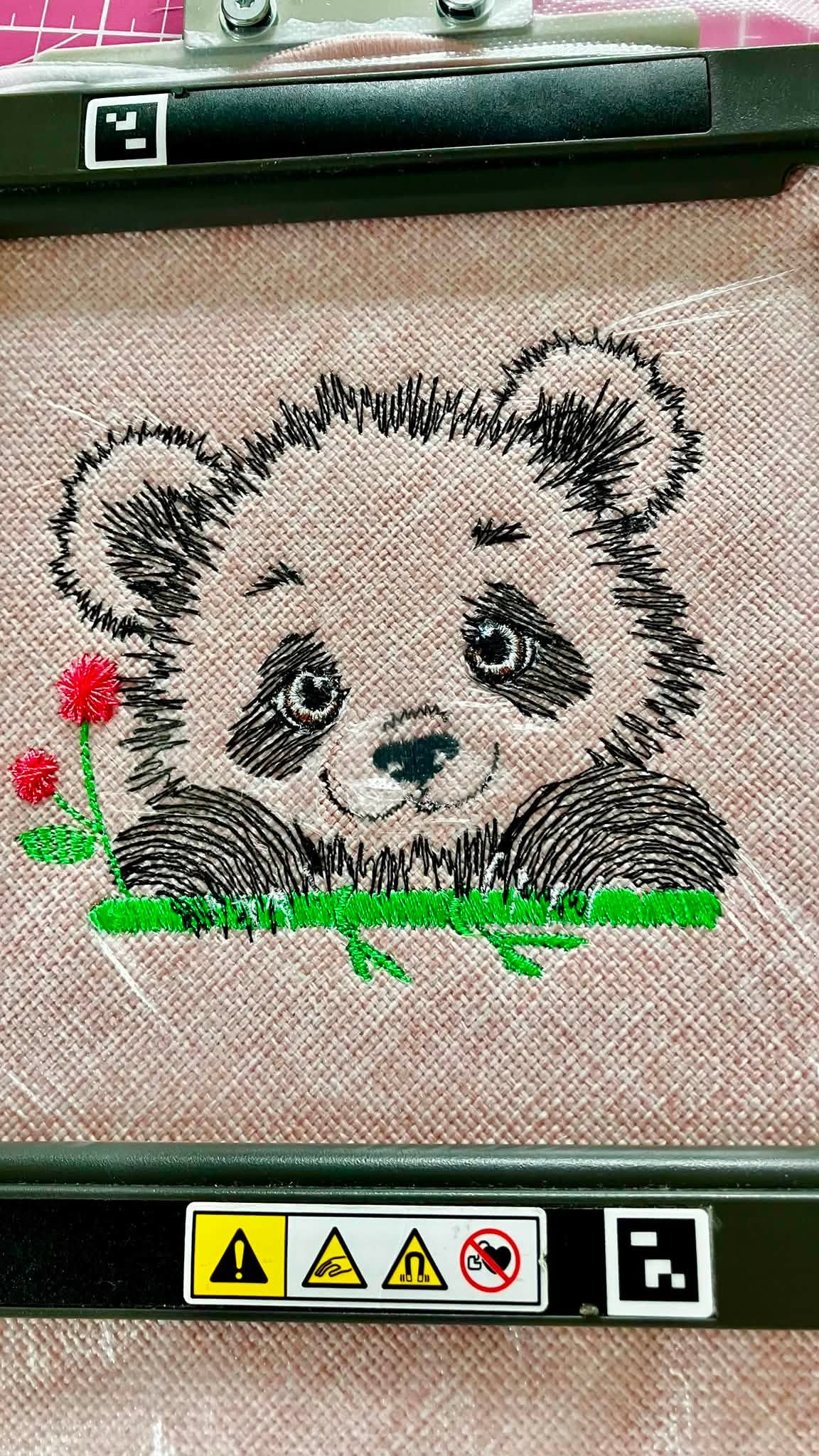 Panda Fleuri – motif de broderie machine texturé entouré de fleurs et feuillages – 4 tailles