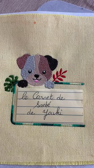 Étiquette Appliqué Cristal Chien – motif de broderie machine 10x10 avec chien, feuillage et fenêtre transparente en Cristal