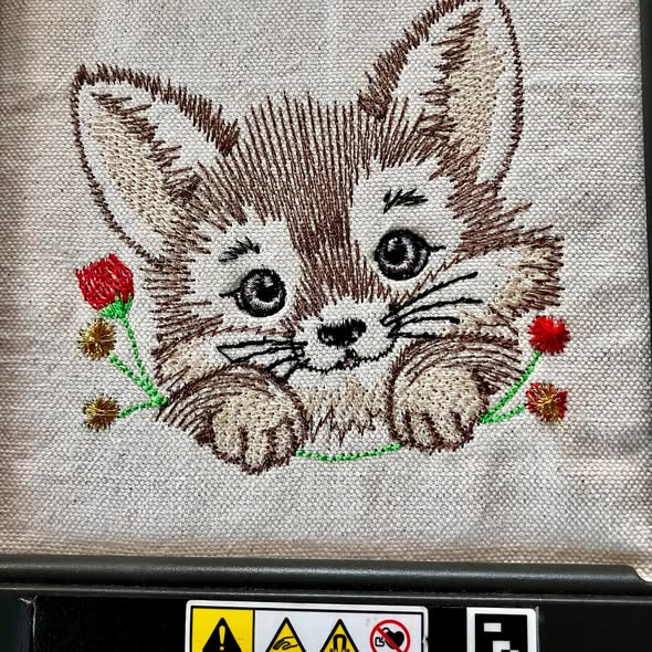 Renard Fleuri – motif de broderie machine texturé entouré de fleurs et feuillages – 4 tailles