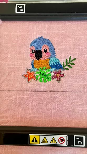 Motif de broderie machine Perroquet Fleuri Tropical entouré de fleurs et feuillages disponible en 3 tailles