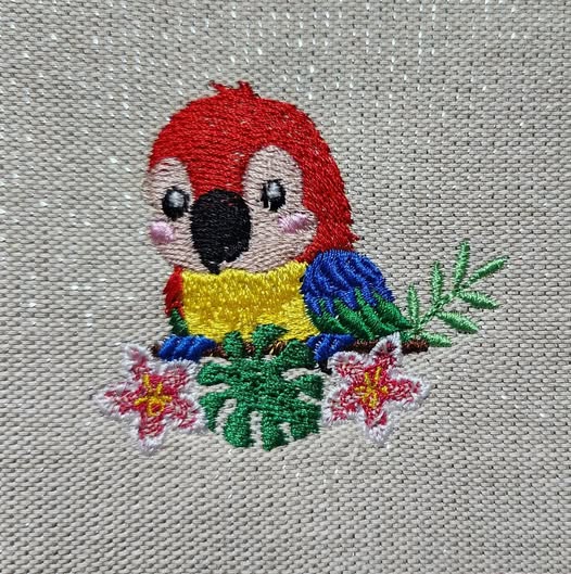 Motif de broderie machine Perroquet Fleuri Tropical entouré de fleurs et feuillages disponible en 3 tailles