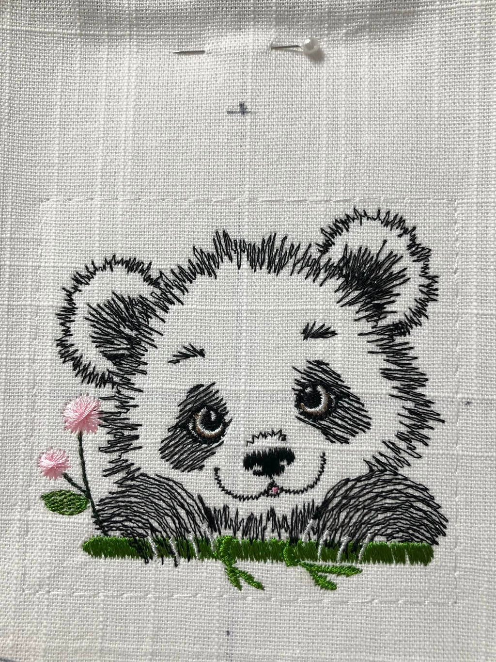 Panda Fleuri – motif de broderie machine texturé entouré de fleurs et feuillages – 4 tailles