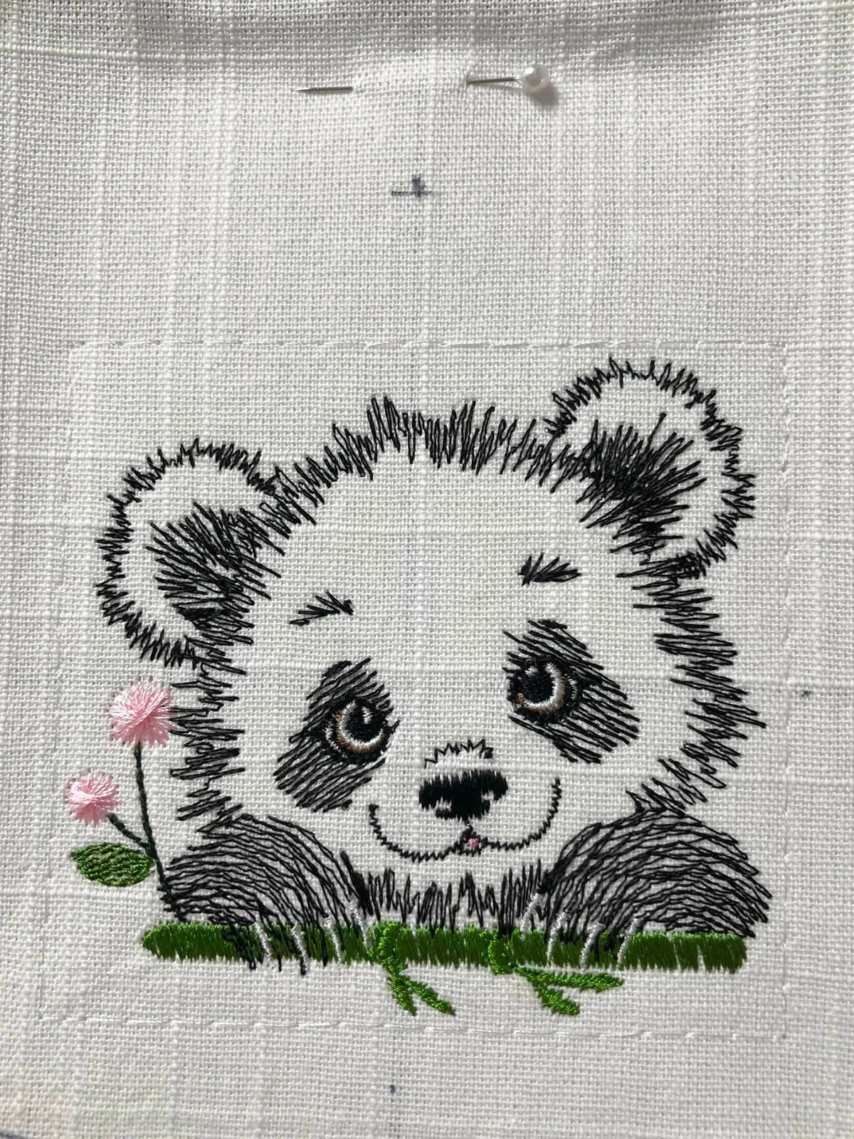 Panda Fleuri – motif de broderie machine texturé entouré de fleurs et feuillages – 4 tailles