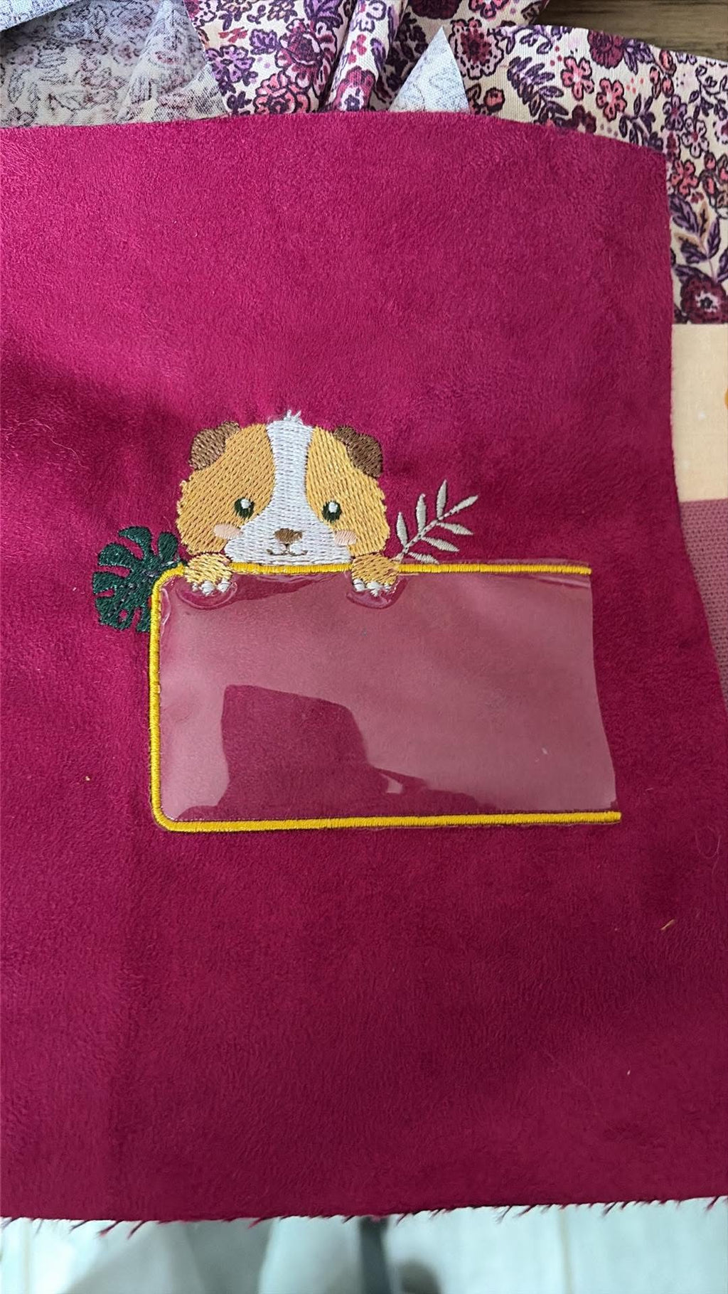 Étiquette Appliqué Cristal Cobaye – motif de broderie machine 10x10 avec cobaye, feuillage et fenêtre transparente en Cristal
