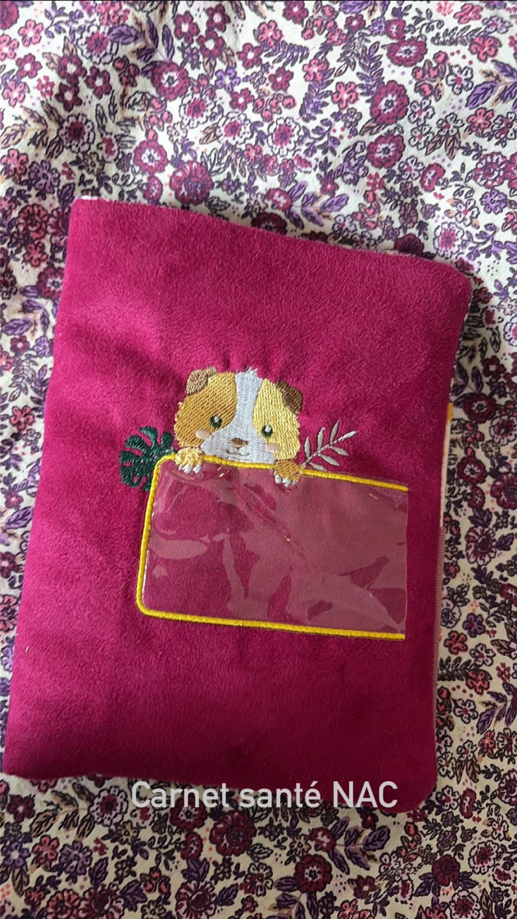 Étiquette Appliqué Cristal Cobaye – motif de broderie machine 10x10 avec cobaye, feuillage et fenêtre transparente en Cristal