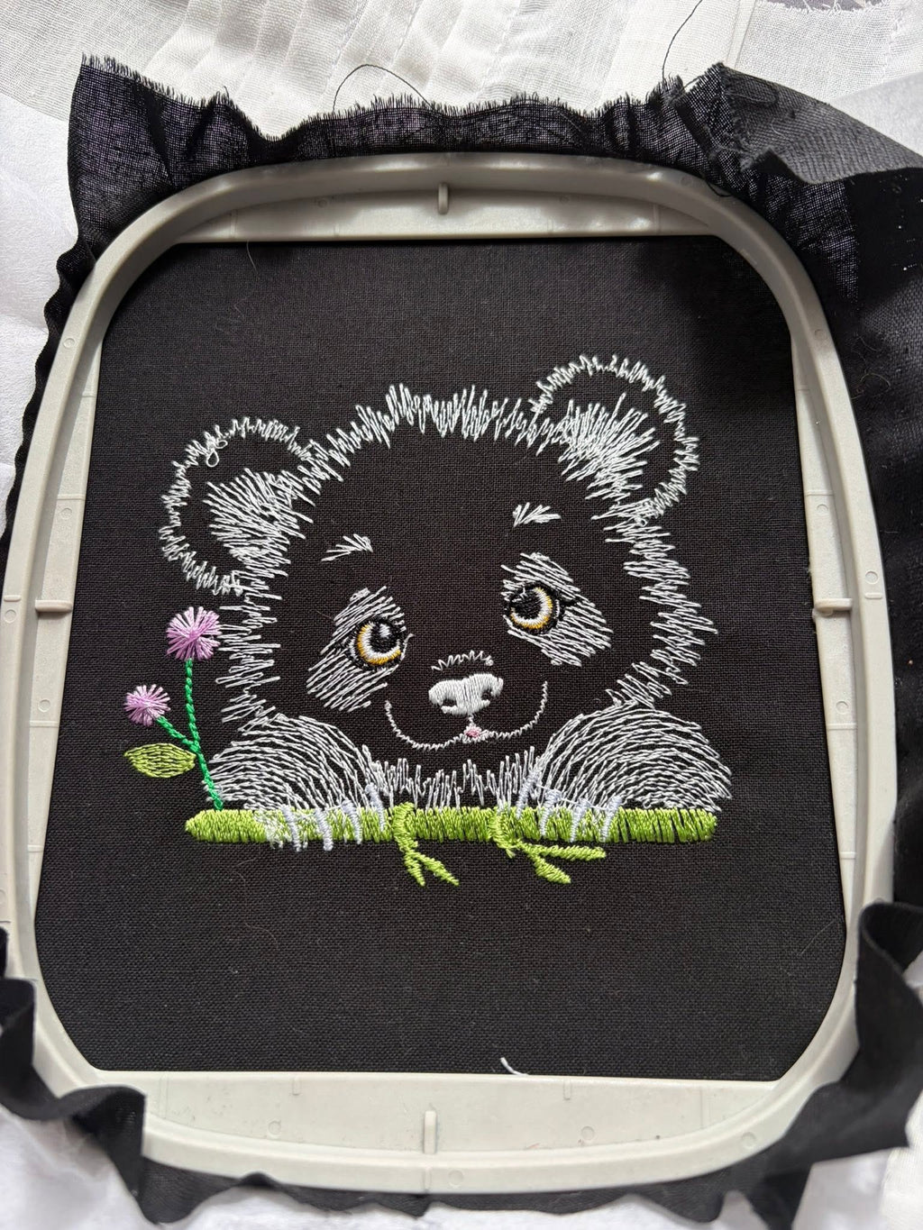 Panda Fleuri – motif de broderie machine texturé entouré de fleurs et feuillages – 4 tailles