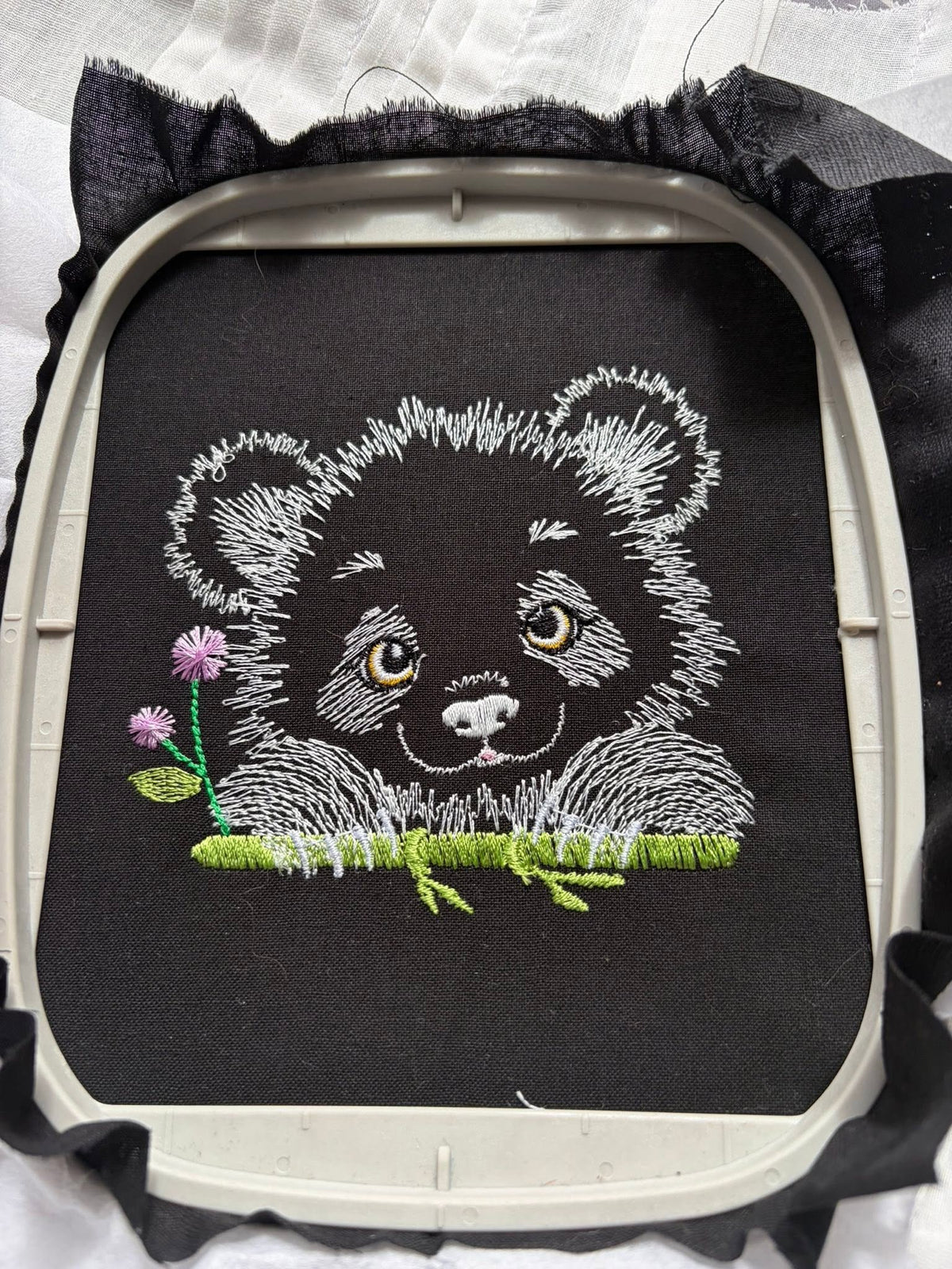 Panda Fleuri – motif de broderie machine texturé entouré de fleurs et feuillages – 4 tailles