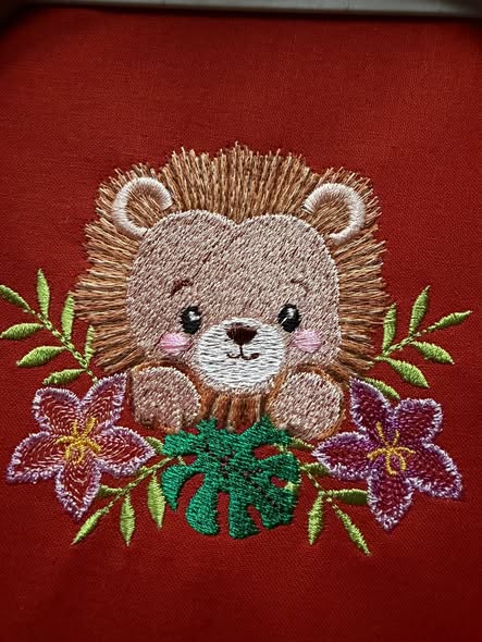 Motif de broderie machine Lionceau Fleuri entouré de fleurs tropicales et feuillages, disponible en 3 tailles