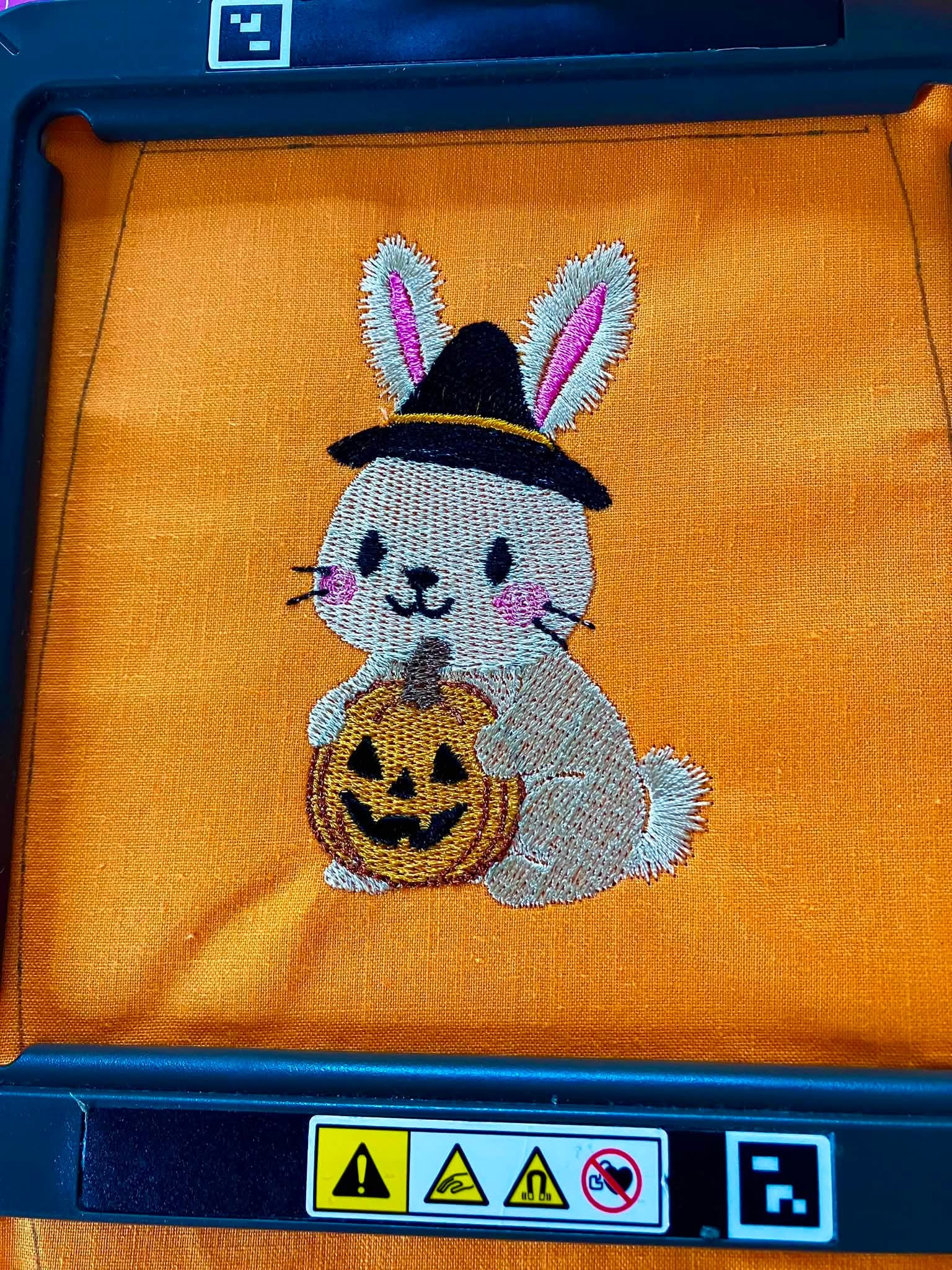 Lapin Halloween avec chapeau de sorcière et citrouille – motif de broderie machine 10x10