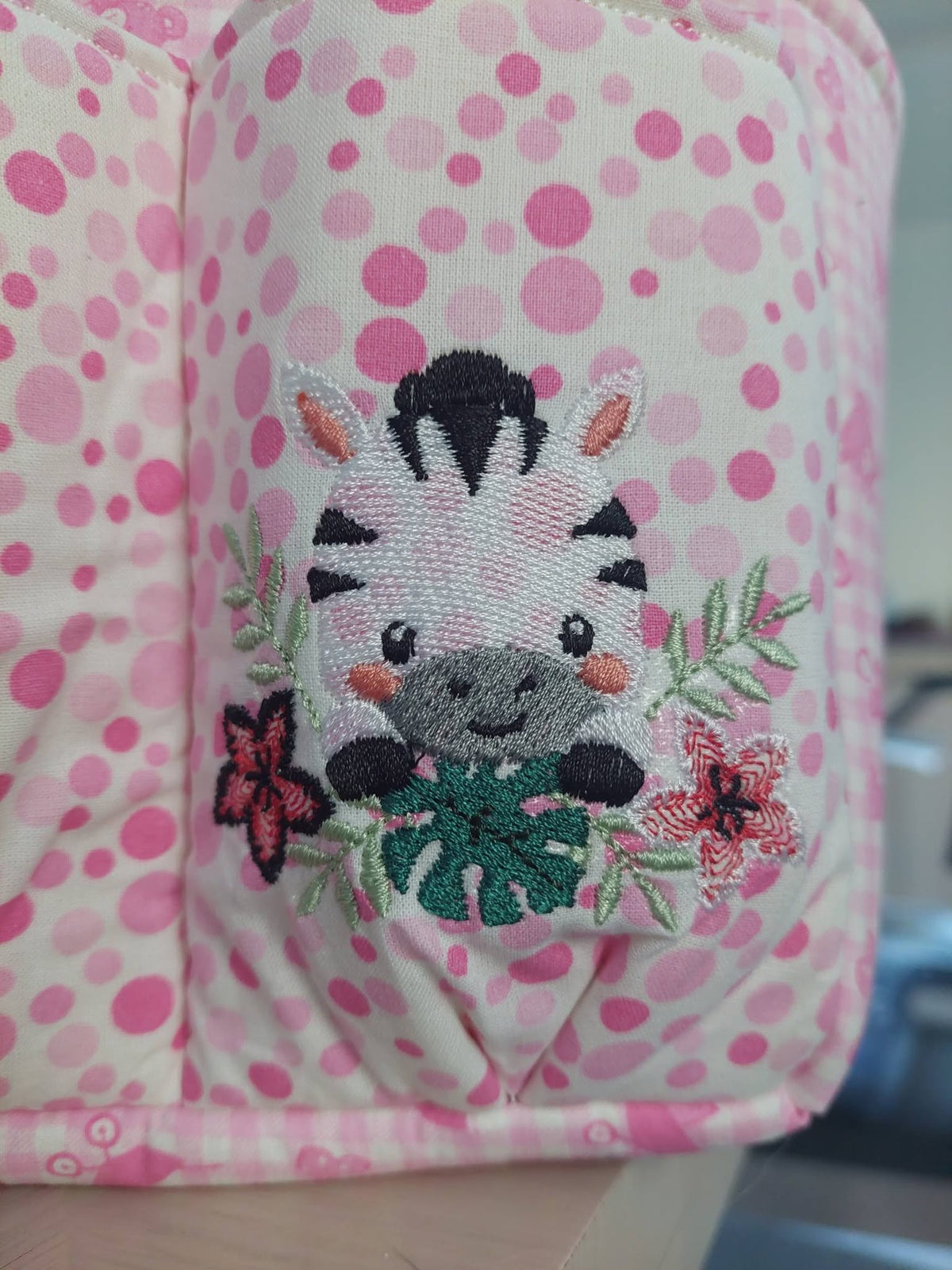 Motif de broderie machine Zèbre Fleuri entouré de fleurs tropicales et feuillages, disponible en 3 tailles