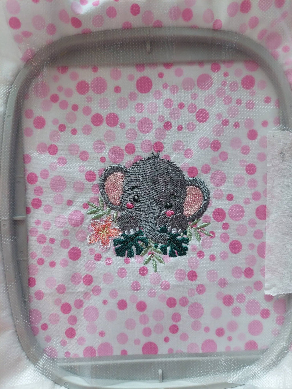 Motif de broderie machine éléphanteau fleuri tropical disponible en 3 tailles