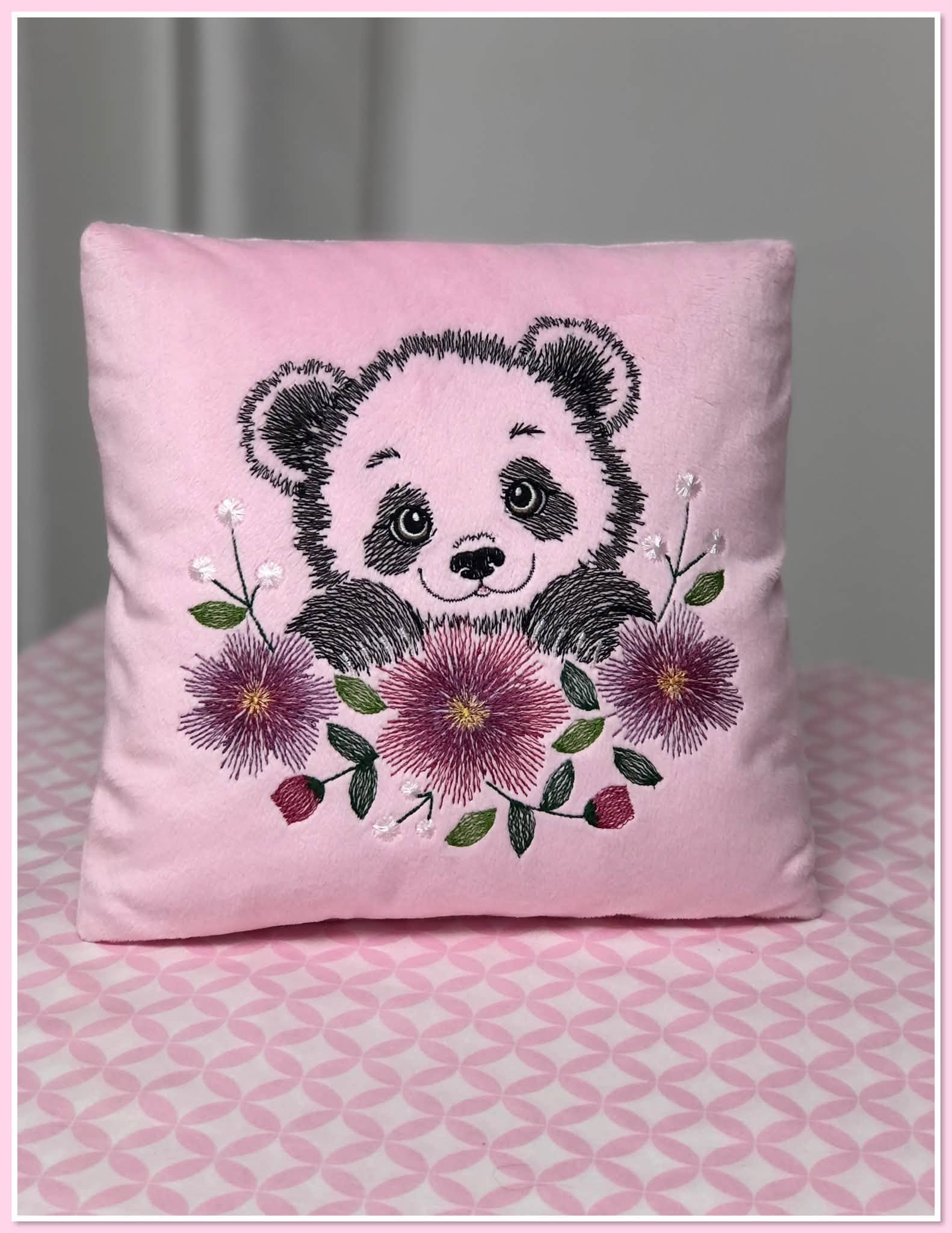 Panda Fleuri – motif de broderie machine texturé entouré de fleurs et feuillages – 4 tailles