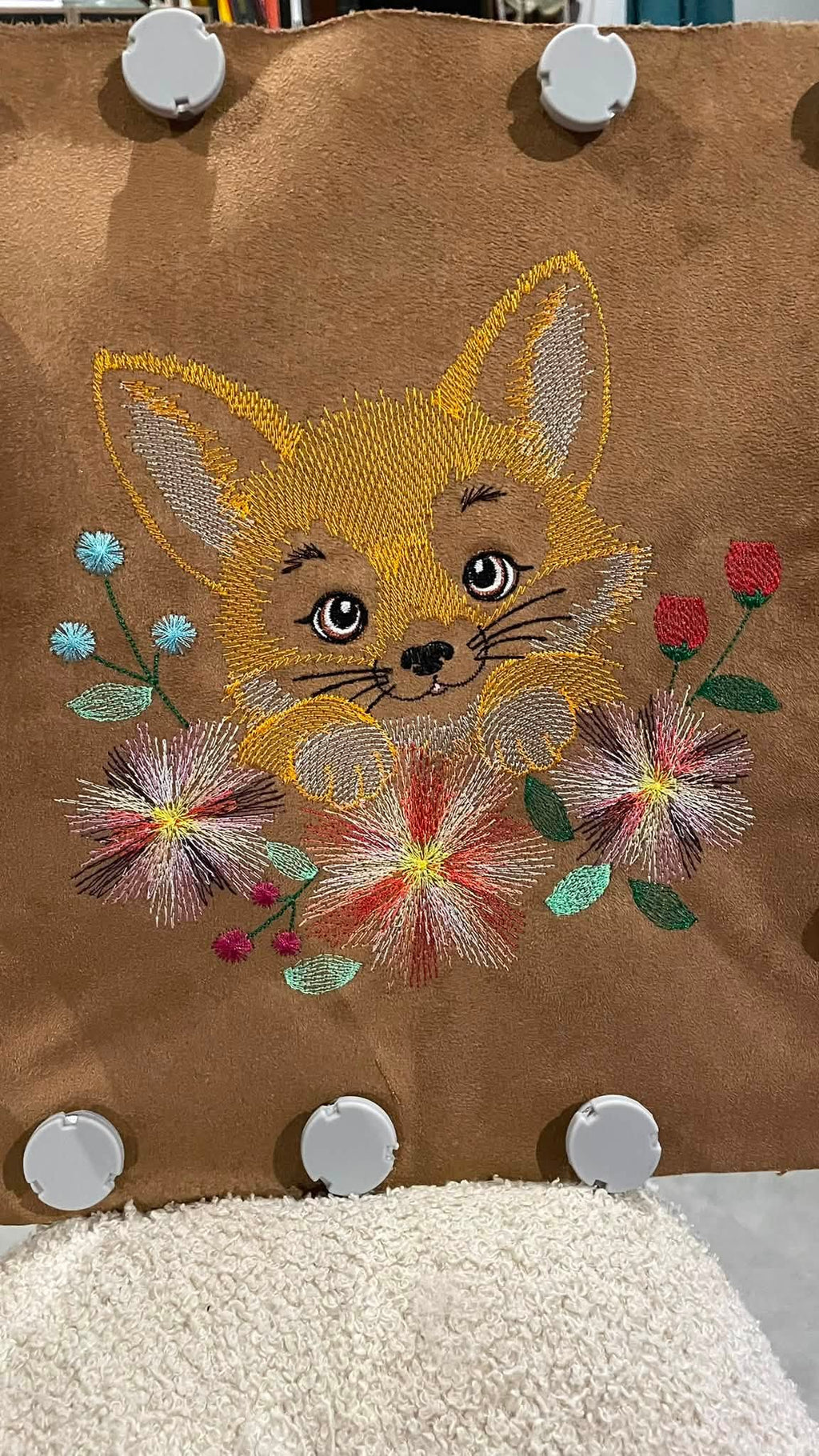 Renard Fleuri – motif de broderie machine texturé entouré de fleurs et feuillages – 4 tailles