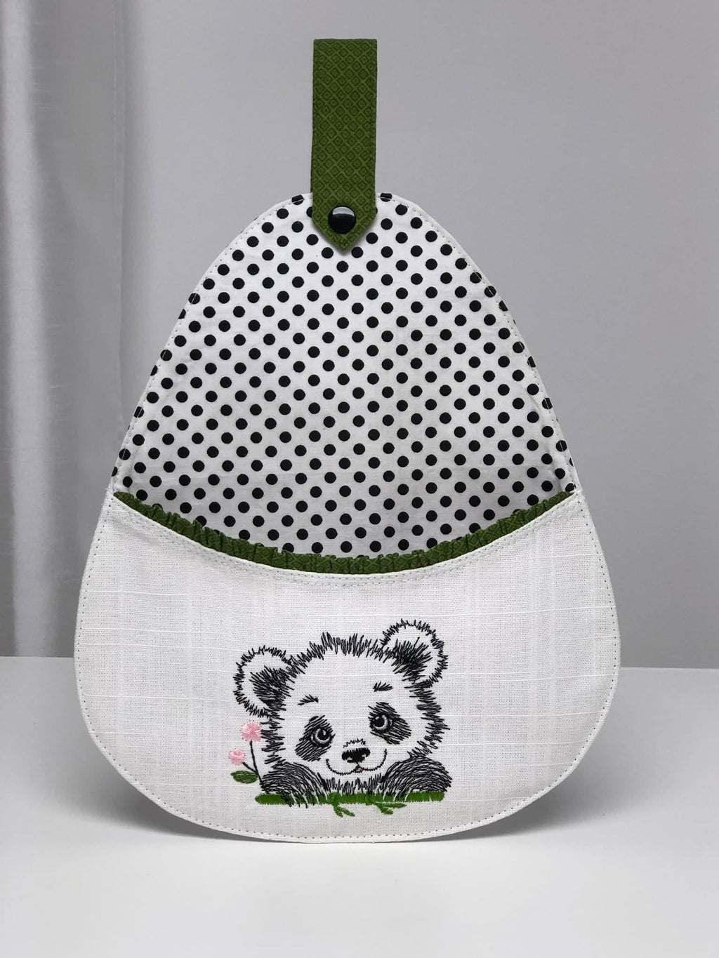 Panda Fleuri – motif de broderie machine texturé entouré de fleurs et feuillages – 4 tailles