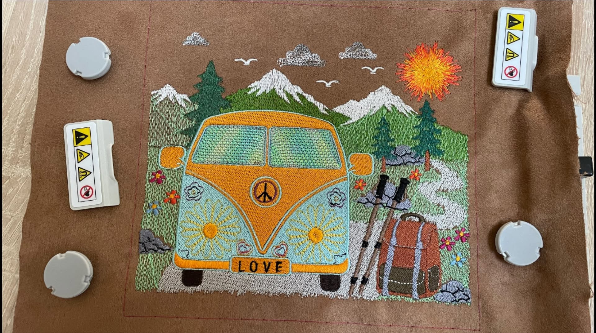 Van Life Randonnée – motif de broderie machine avec combi rétro, montagnes, sapins, sac à dos et bâtons de randonnée