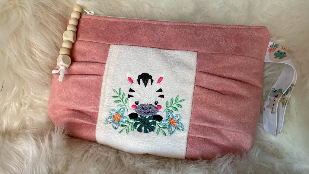 Motif de broderie machine Zèbre Fleuri entouré de fleurs tropicales et feuillages, disponible en 3 tailles