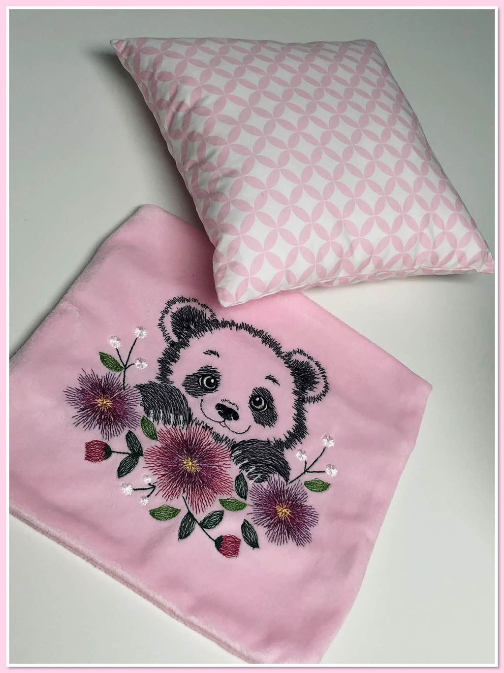 Panda Fleuri – motif de broderie machine texturé entouré de fleurs et feuillages – 4 tailles