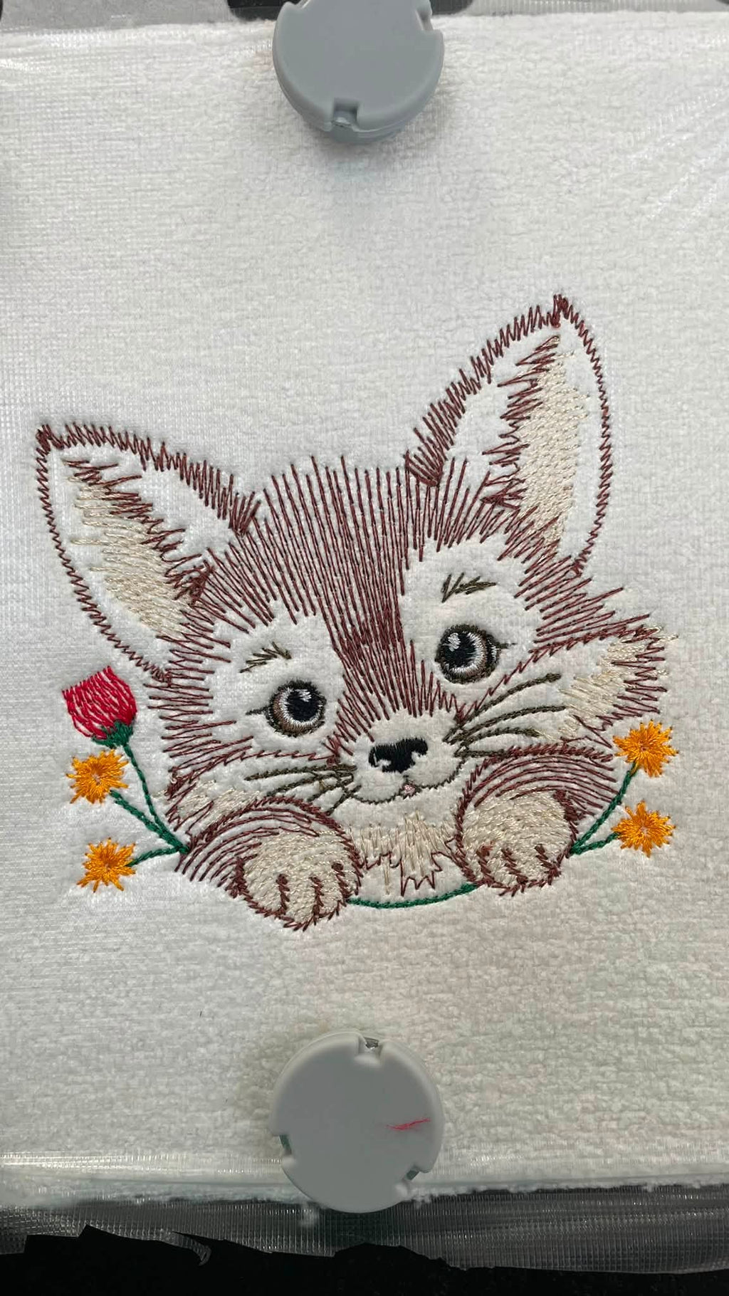 Renard Fleuri – motif de broderie machine texturé entouré de fleurs et feuillages – 4 tailles