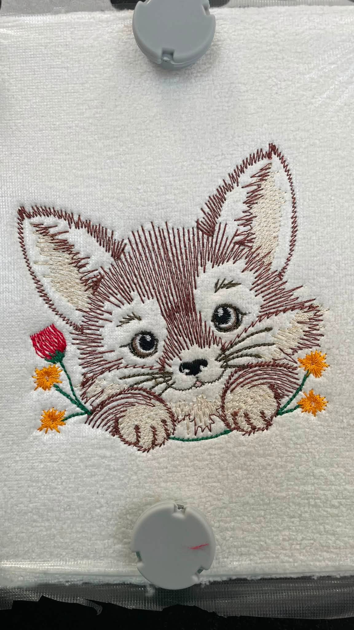 Renard Fleuri – motif de broderie machine texturé entouré de fleurs et feuillages – 4 tailles