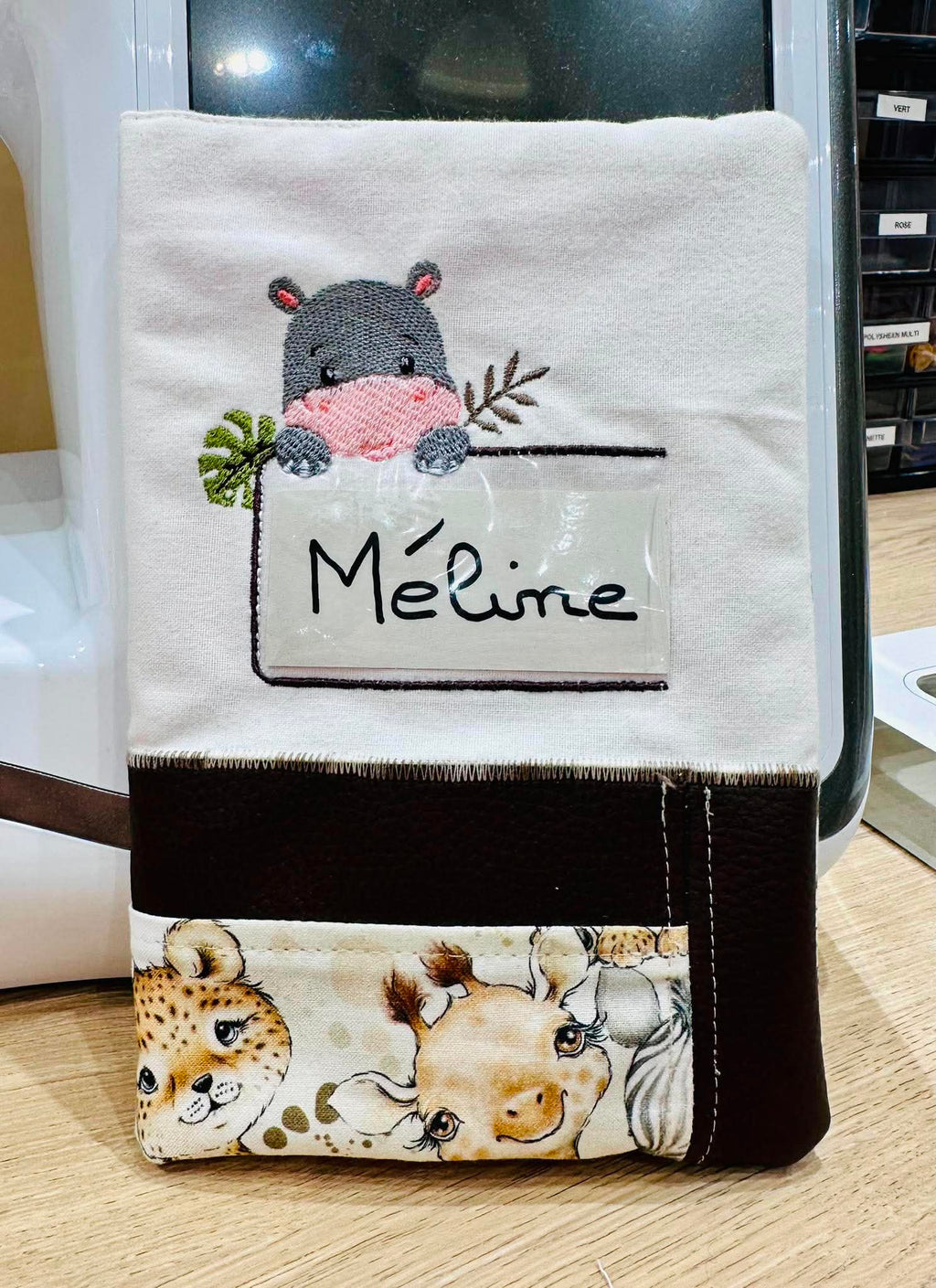Étiquette Appliqué Cristal Hippopotame – Motif de Broderie Machine – 10x10 (Copie)