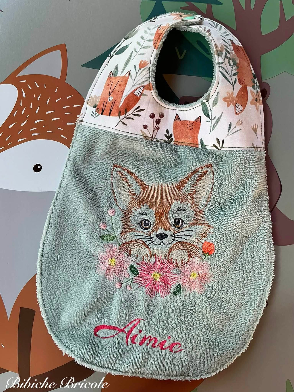 Renard Fleuri – motif de broderie machine texturé entouré de fleurs et feuillages – 4 tailles