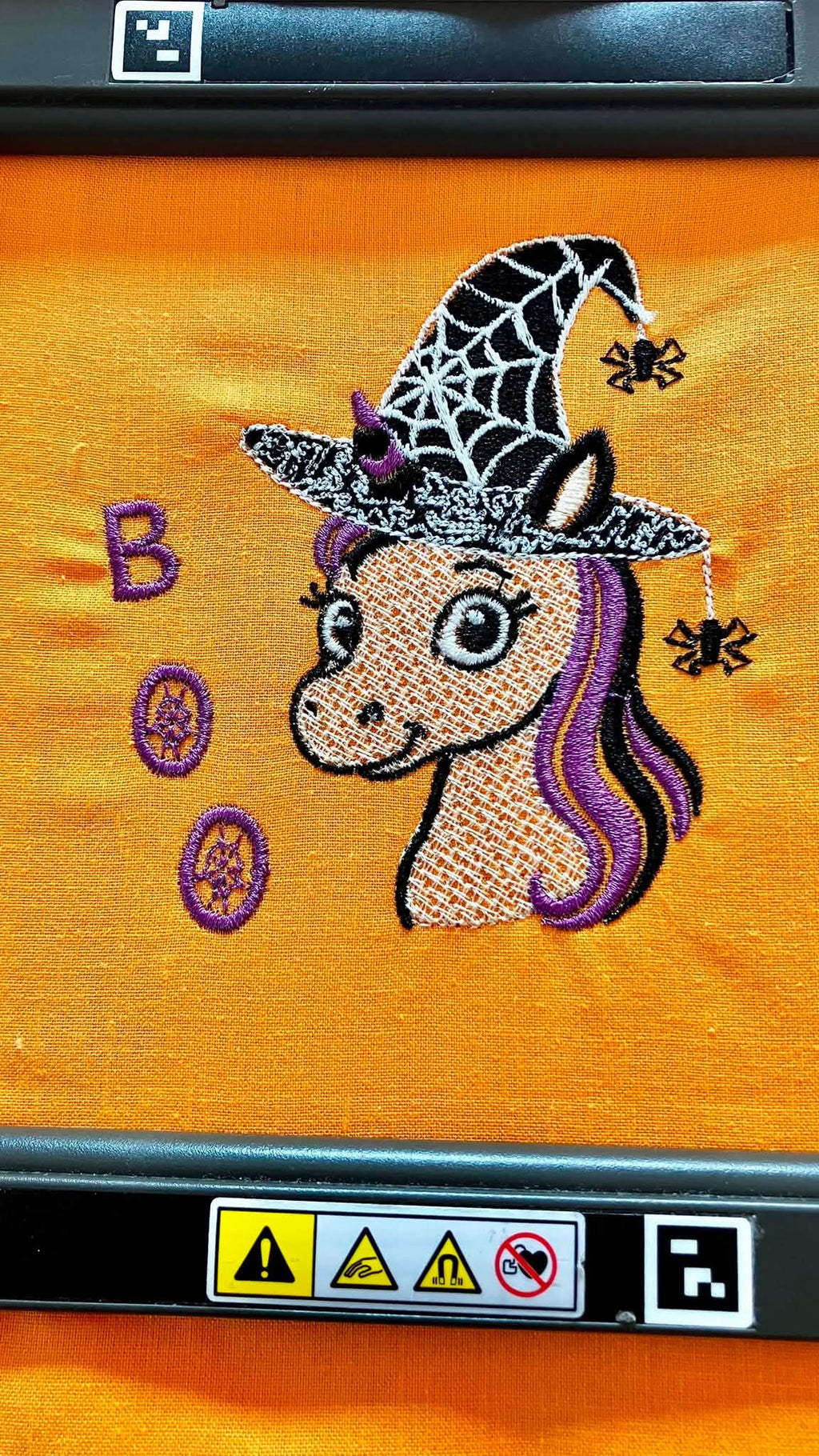Licorne Halloween avec chapeau de sorcière, toile et araignées – motif de broderie machine 10x10