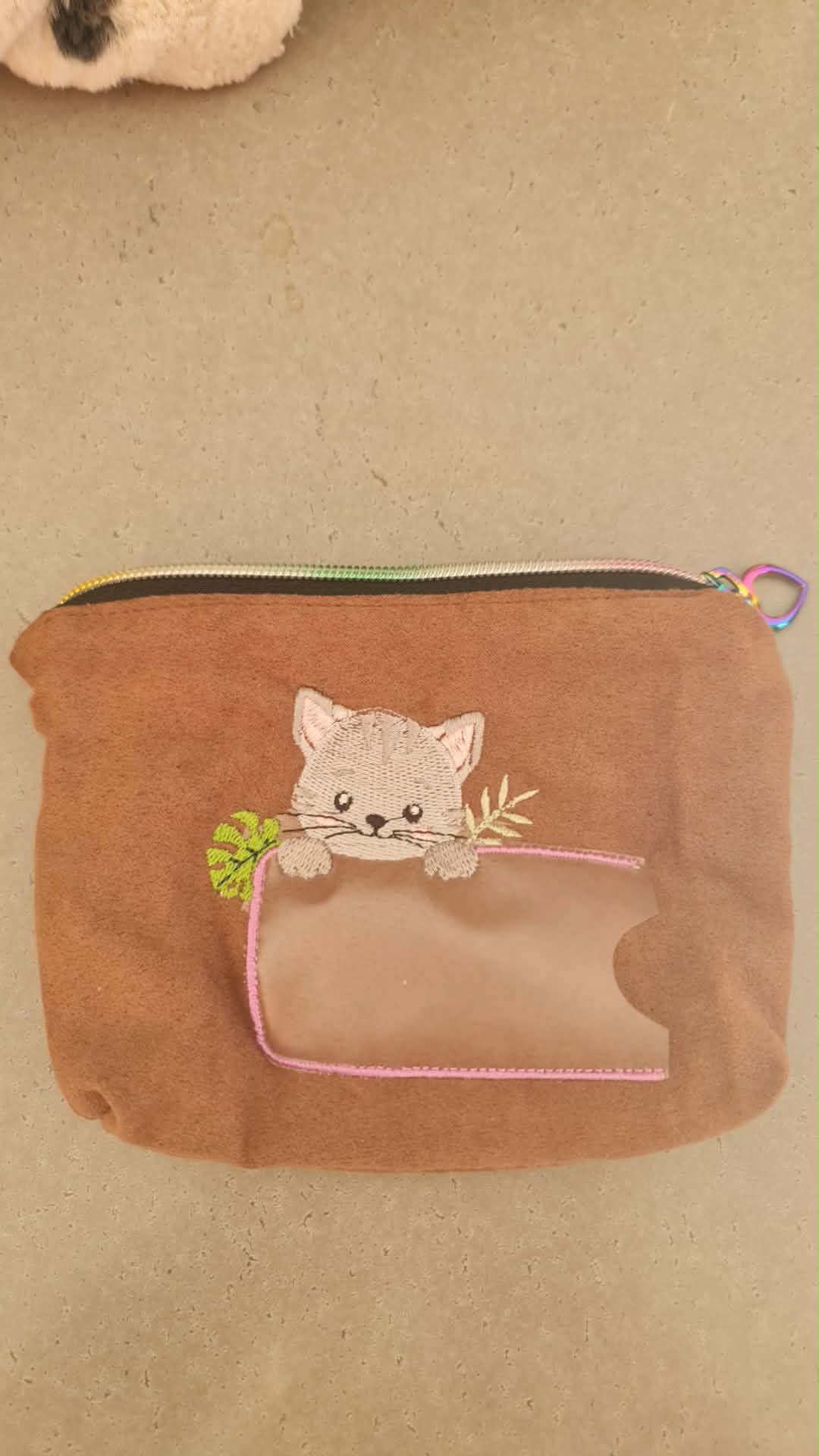 Étiquette Appliqué Cristal Chat – motif de broderie machine 10x10 avec chat, feuillage et fenêtre transparente en Cristal