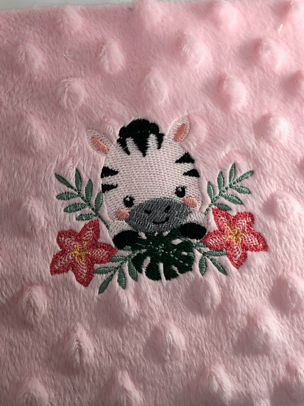 Motif de broderie machine Zèbre Fleuri entouré de fleurs tropicales et feuillages, disponible en 3 tailles