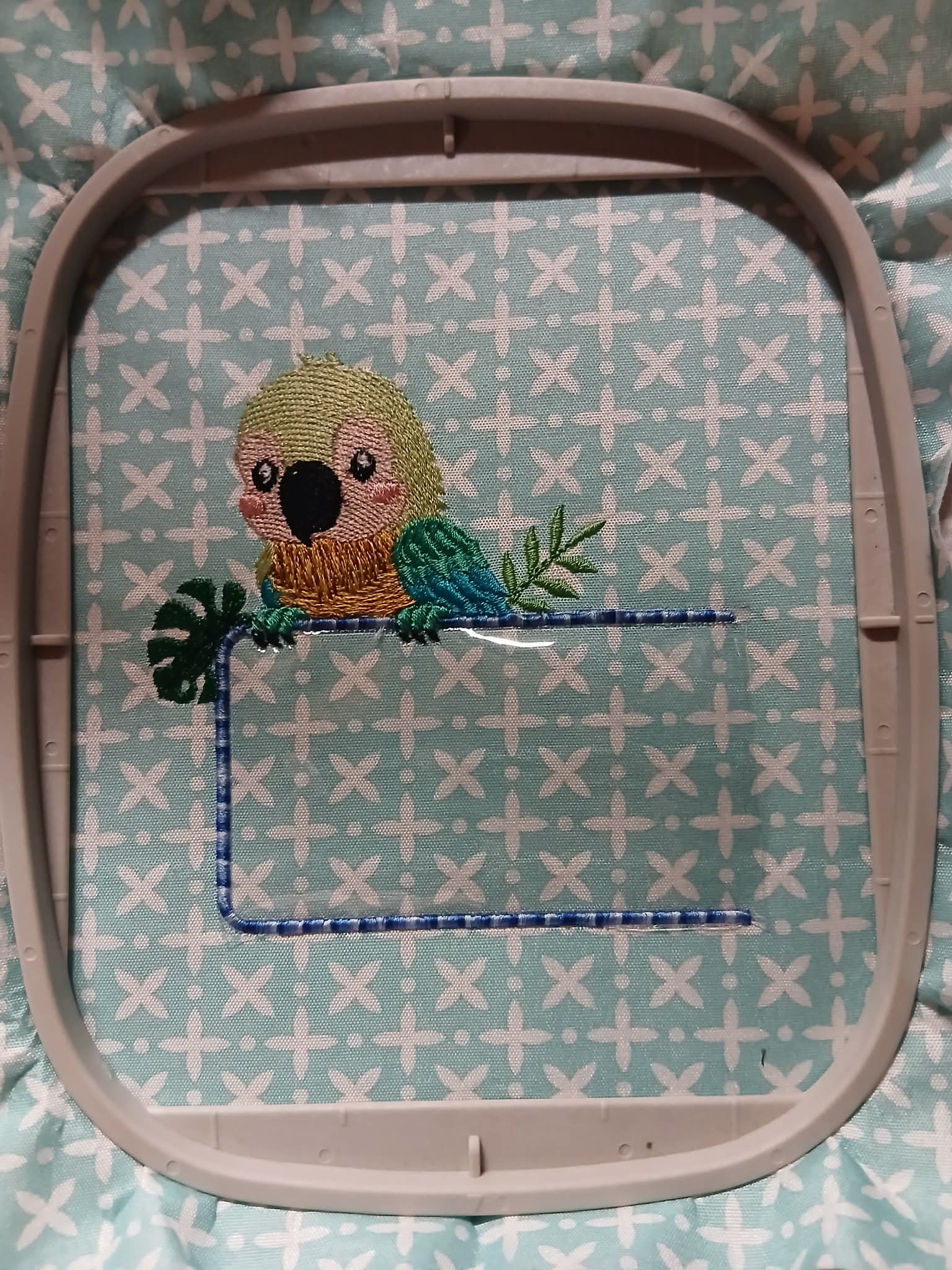 Étiquette Appliqué Cristal Perroquet – motif de broderie machine 10x10 avec perroquet, feuillage et fenêtre transparente en Cristal
