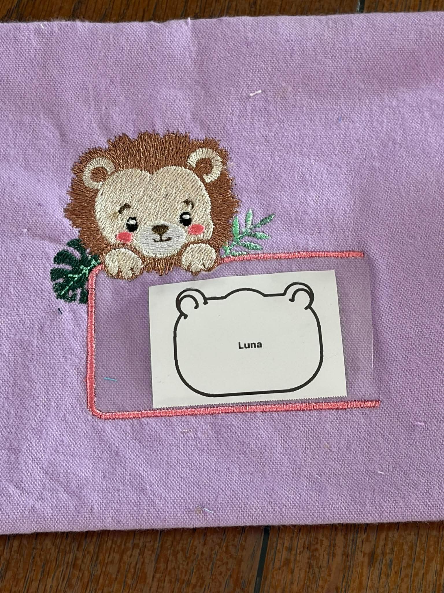 Motif broderie Étiquette Cristal Lionceau en appliqué transparent. Format 10x10, idéal pour trousses, pochettes, sacs et créations personnalisées.