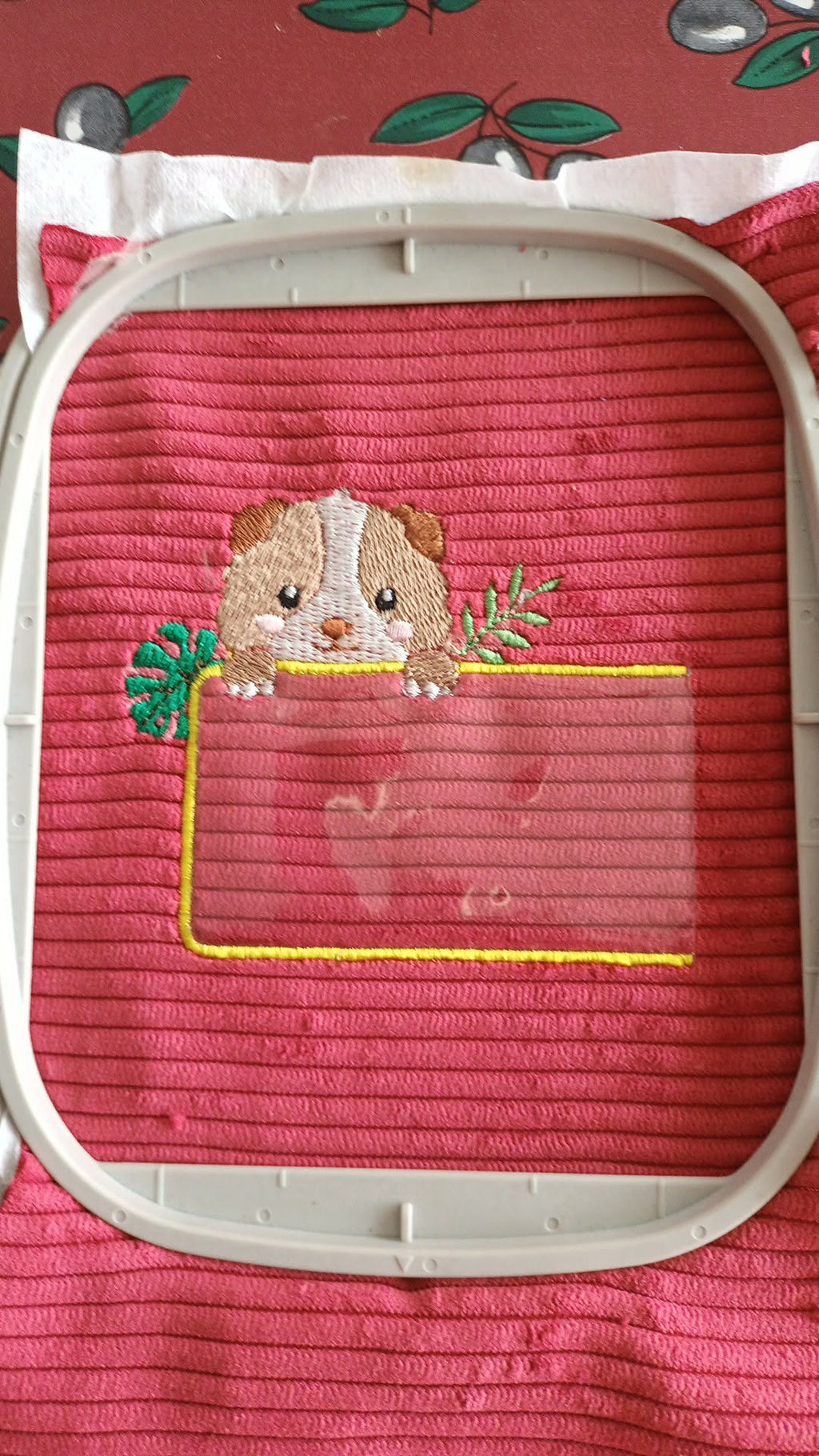 Étiquette Appliqué Cristal Cobaye – motif de broderie machine 10x10 avec cobaye, feuillage et fenêtre transparente en Cristal