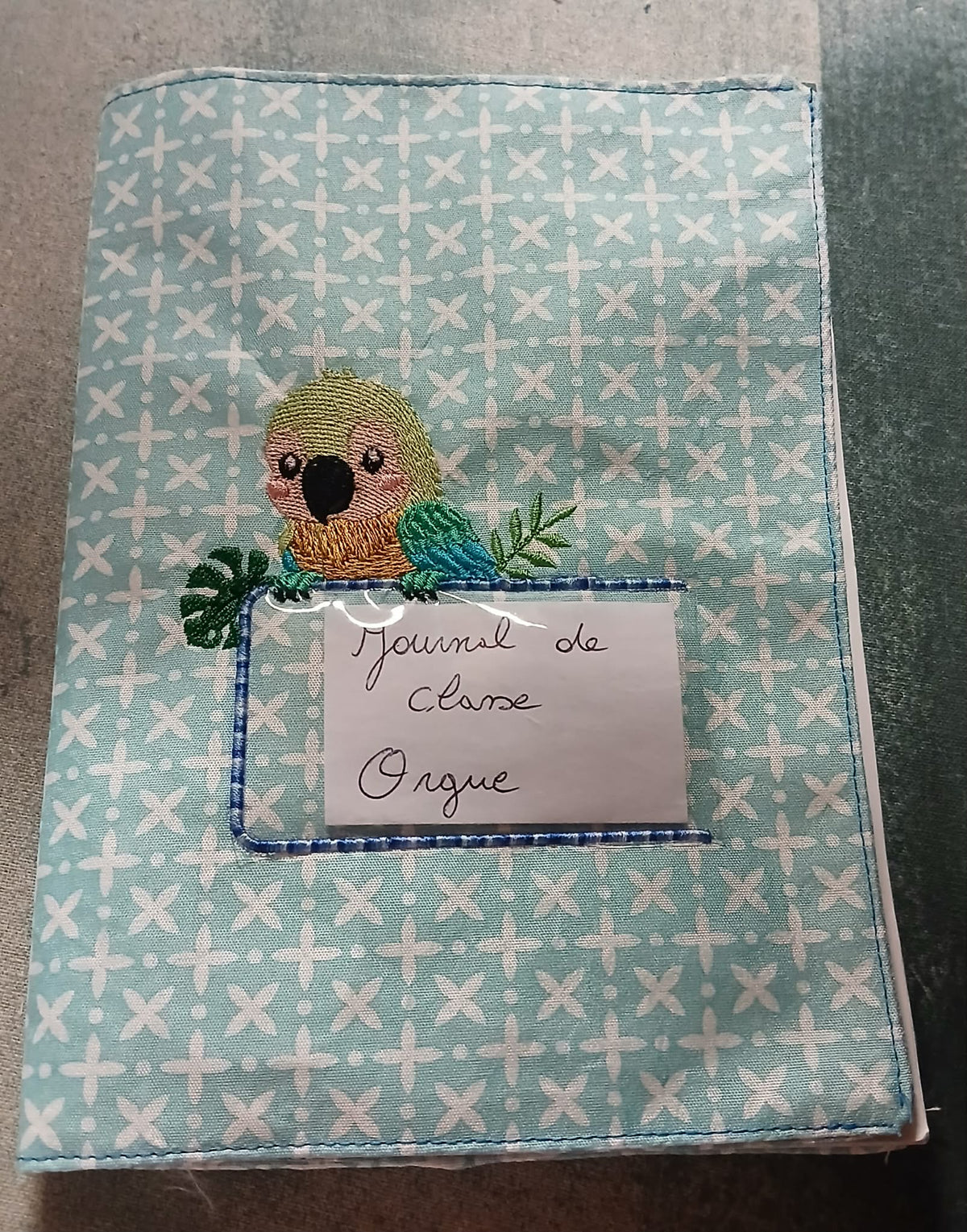 Étiquette Appliqué Cristal Perroquet – motif de broderie machine 10x10 avec perroquet, feuillage et fenêtre transparente en Cristal