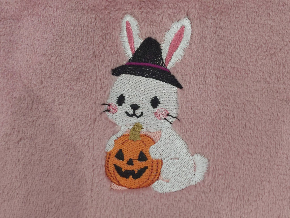 Lapin Halloween avec chapeau de sorcière et citrouille – motif de broderie machine 10x10