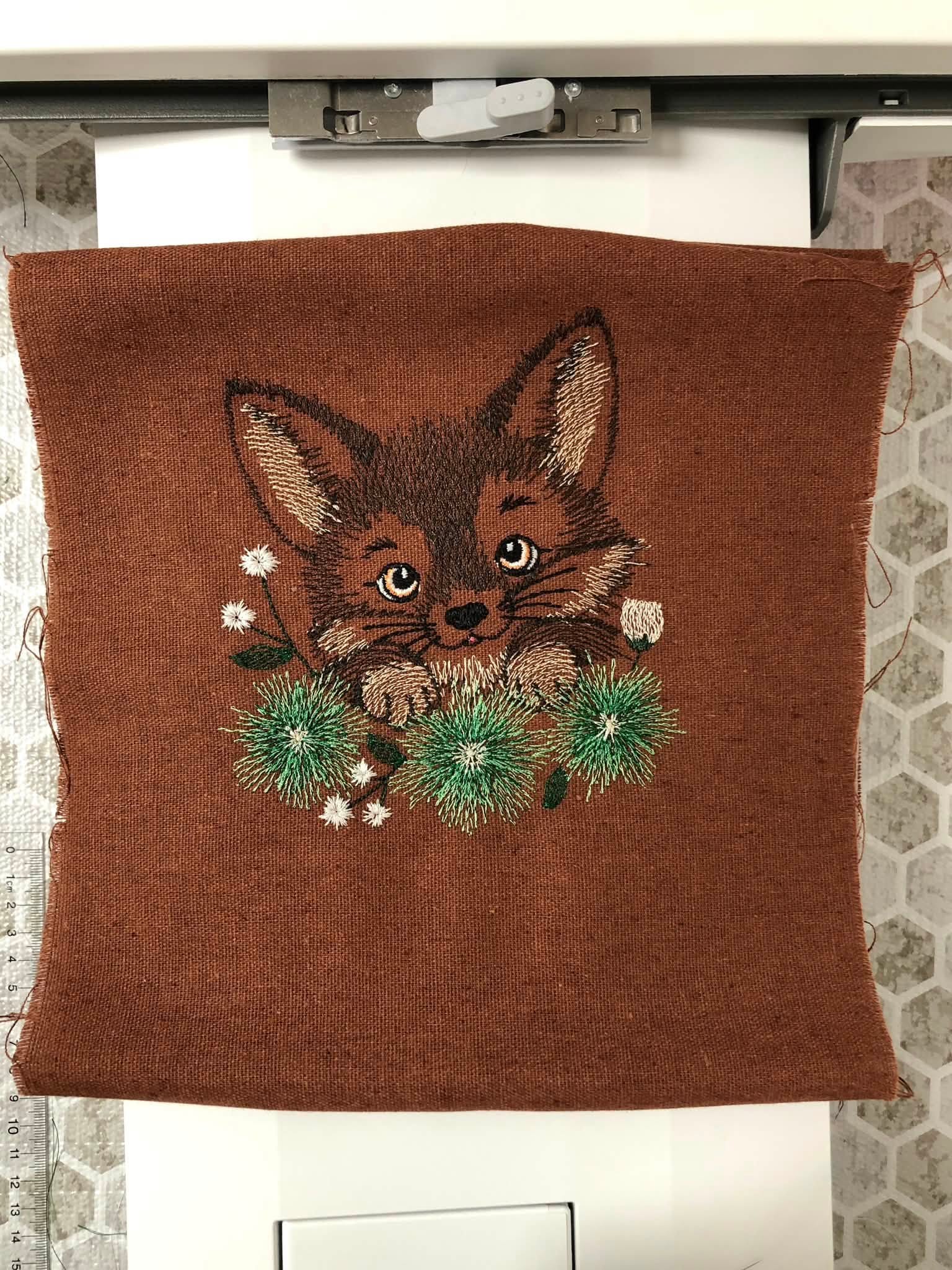 Renard Fleuri – motif de broderie machine texturé entouré de fleurs et feuillages – 4 tailles