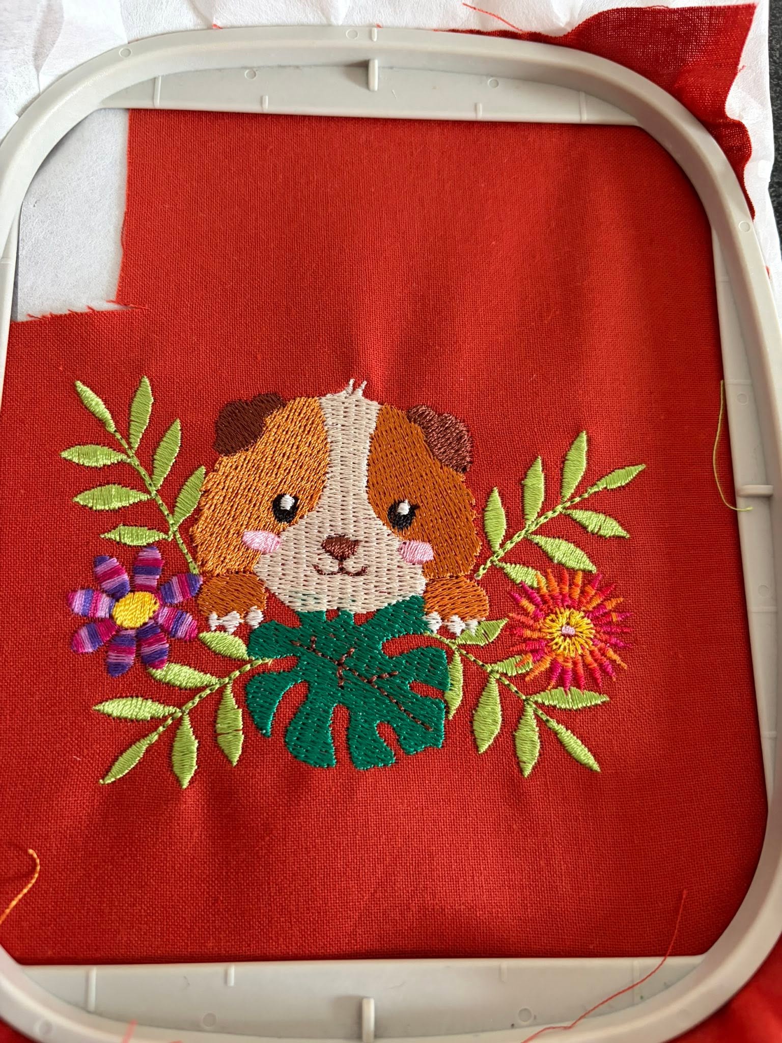 Cobaye Fleuri entouré de fleurs et feuillages – motif de broderie machine disponible en 3 tailles