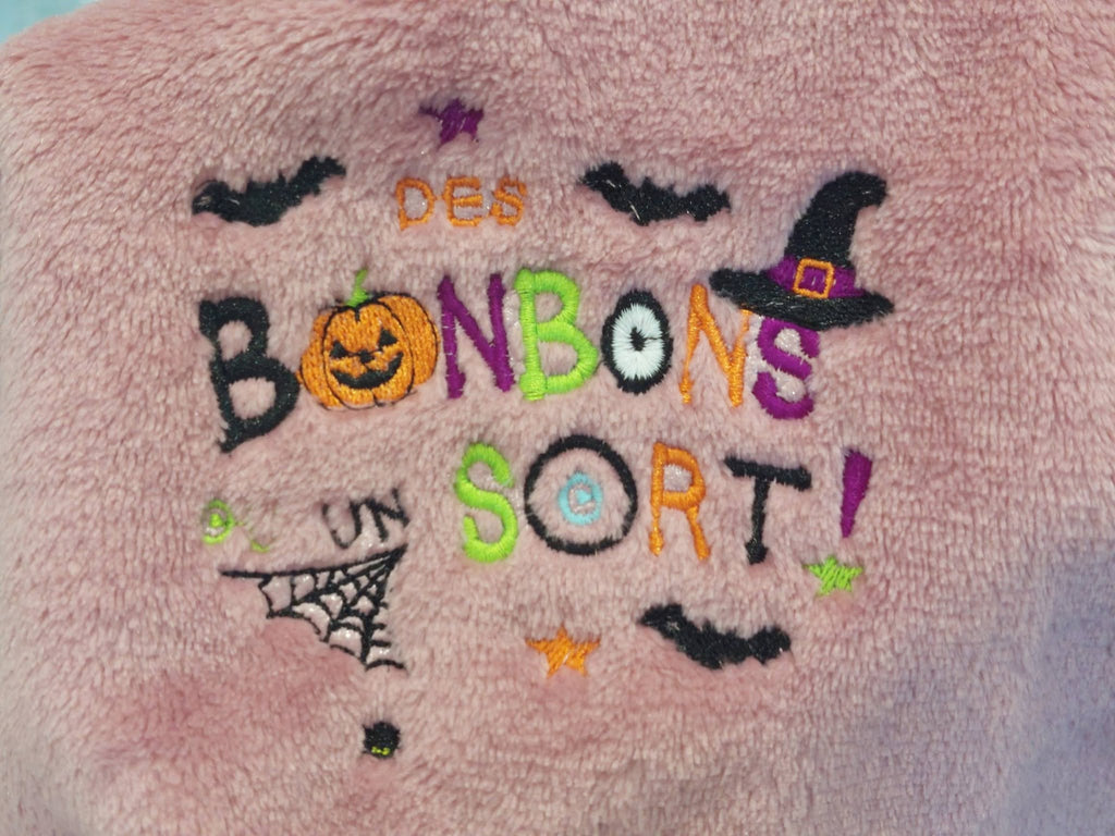 Motif broderie Halloween Des Bonbons ou un Sort ! avec citrouille, sorcière, chauves-souris et araignée. Disponible en formats 10x10 et 15x15.
