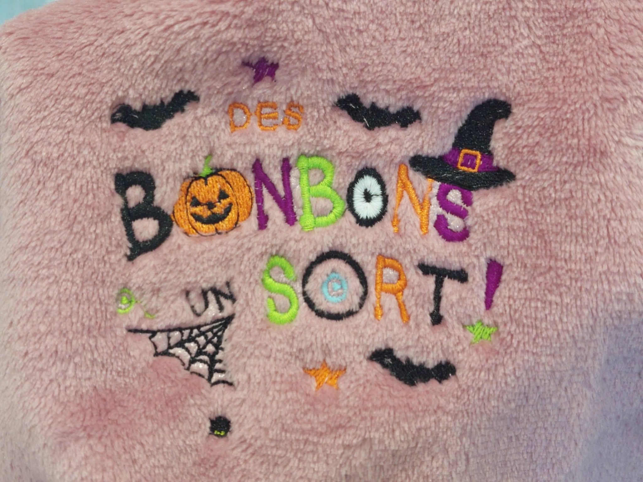 Motif broderie Halloween Des Bonbons ou un Sort ! avec citrouille, sorcière, chauves-souris et araignée. Disponible en formats 10x10 et 15x15.