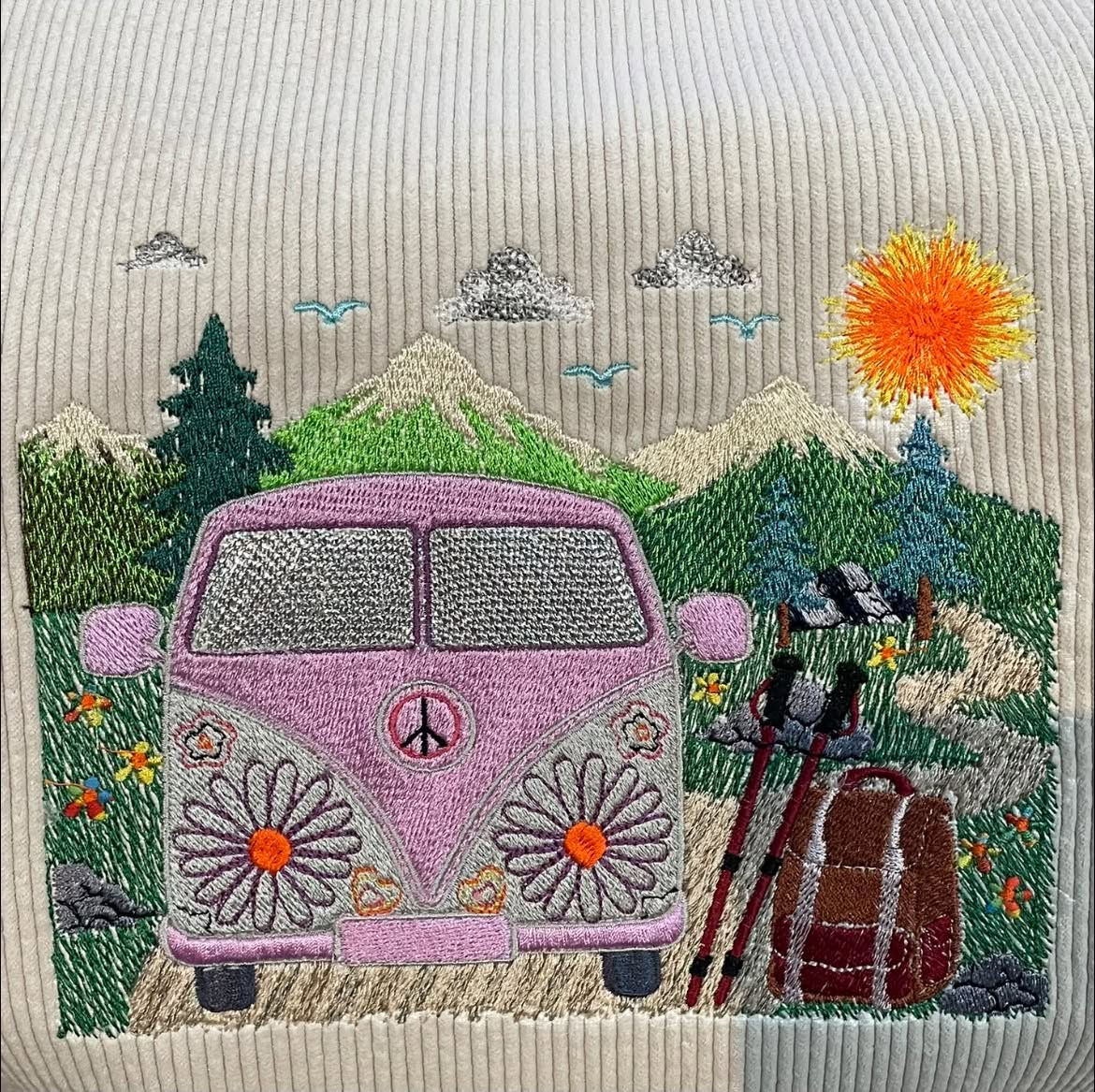 Van Life Randonnée – motif de broderie machine avec combi rétro, montagnes, sapins, sac à dos et bâtons de randonnée