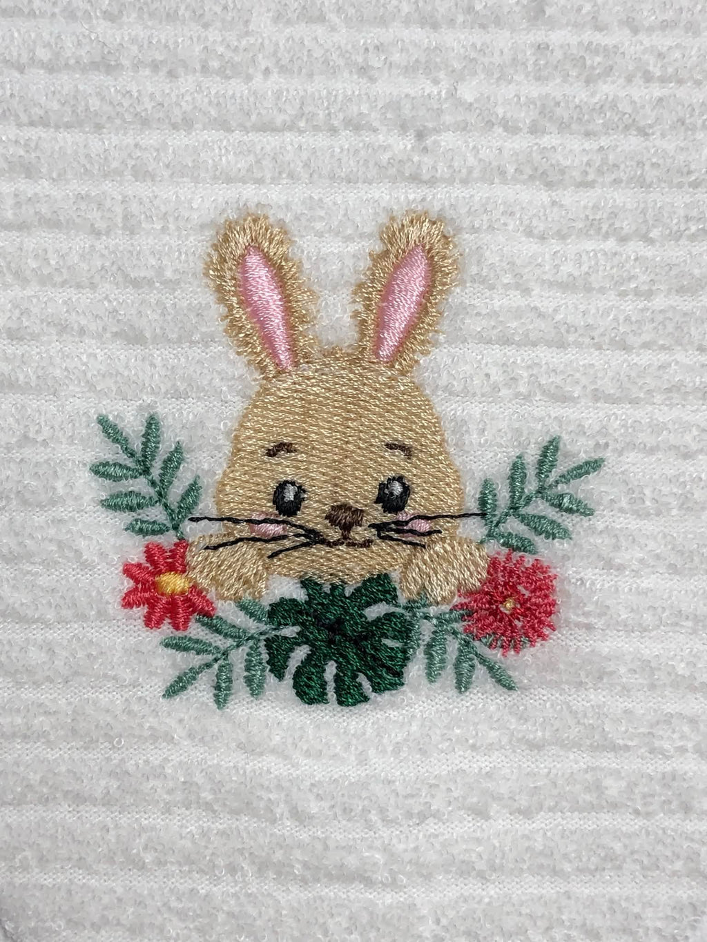 Lapin Fleuri entouré de fleurs et feuillages – motif de broderie machine disponible en 3 tailles