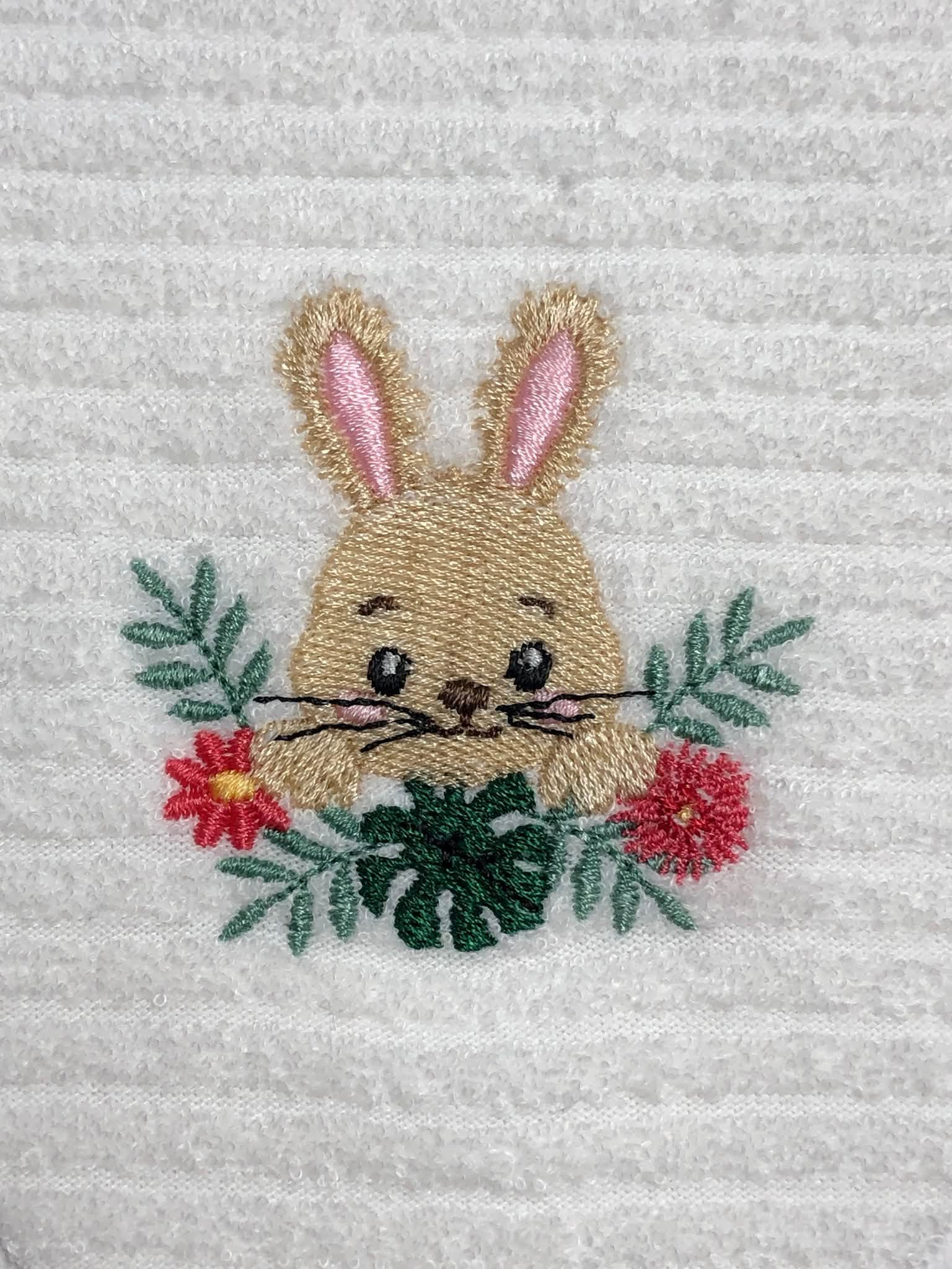 Lapin Fleuri entouré de fleurs et feuillages – motif de broderie machine disponible en 3 tailles