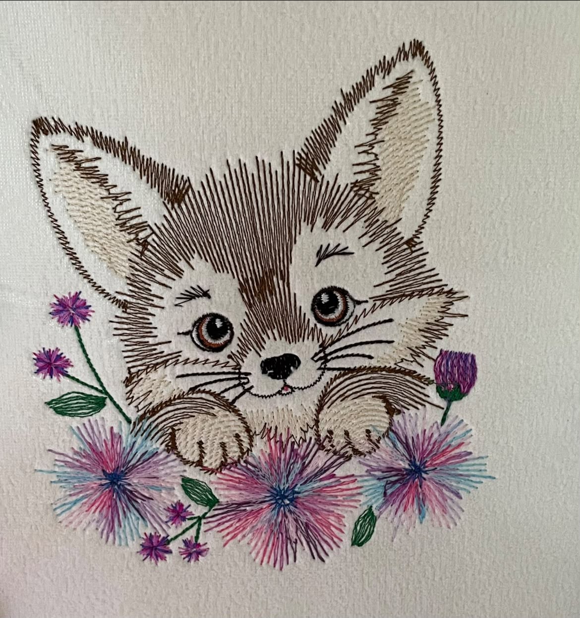 Renard Fleuri – motif de broderie machine texturé entouré de fleurs et feuillages – 4 tailles