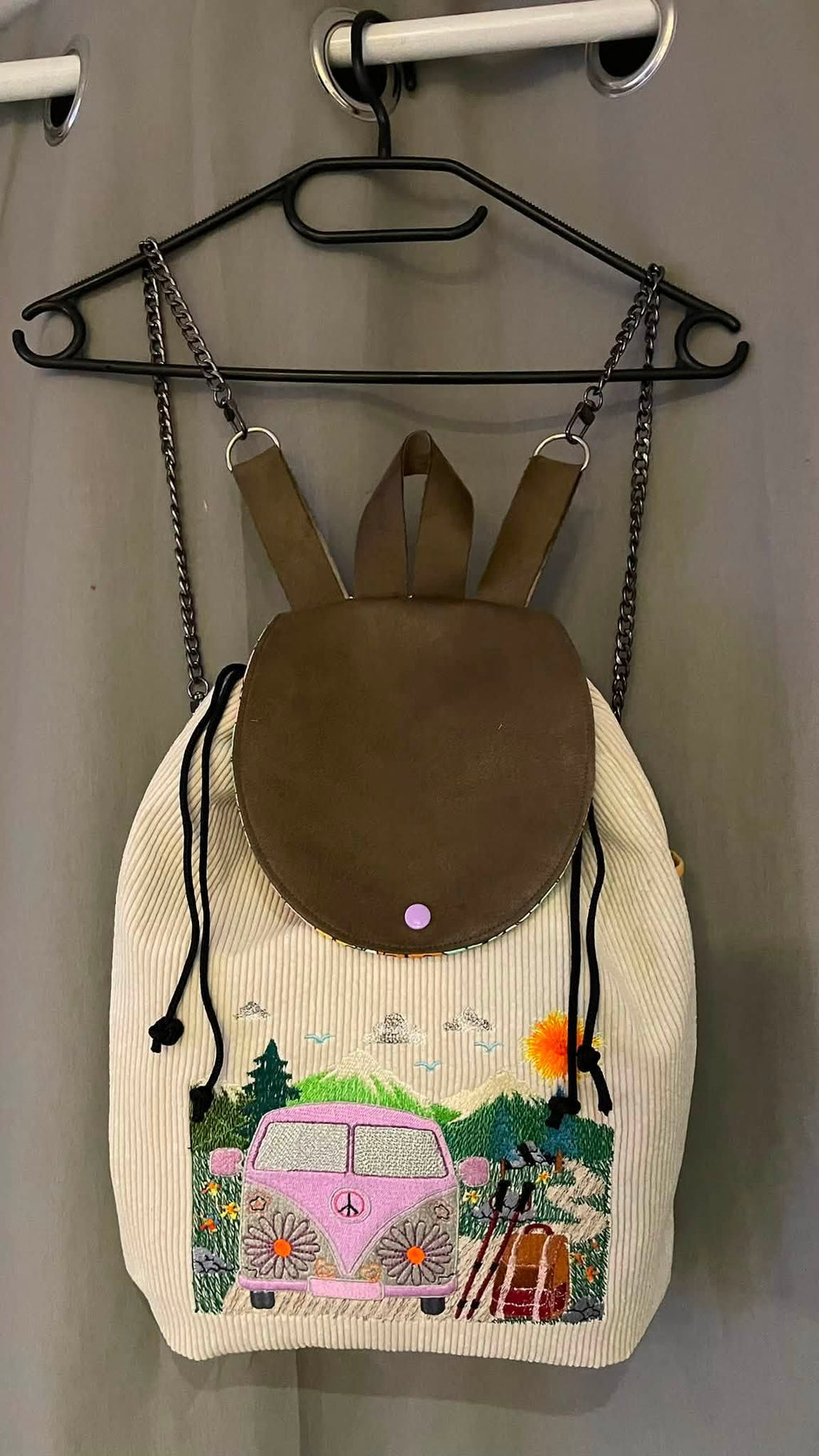 Van Life Randonnée – motif de broderie machine avec combi rétro, montagnes, sapins, sac à dos et bâtons de randonnée