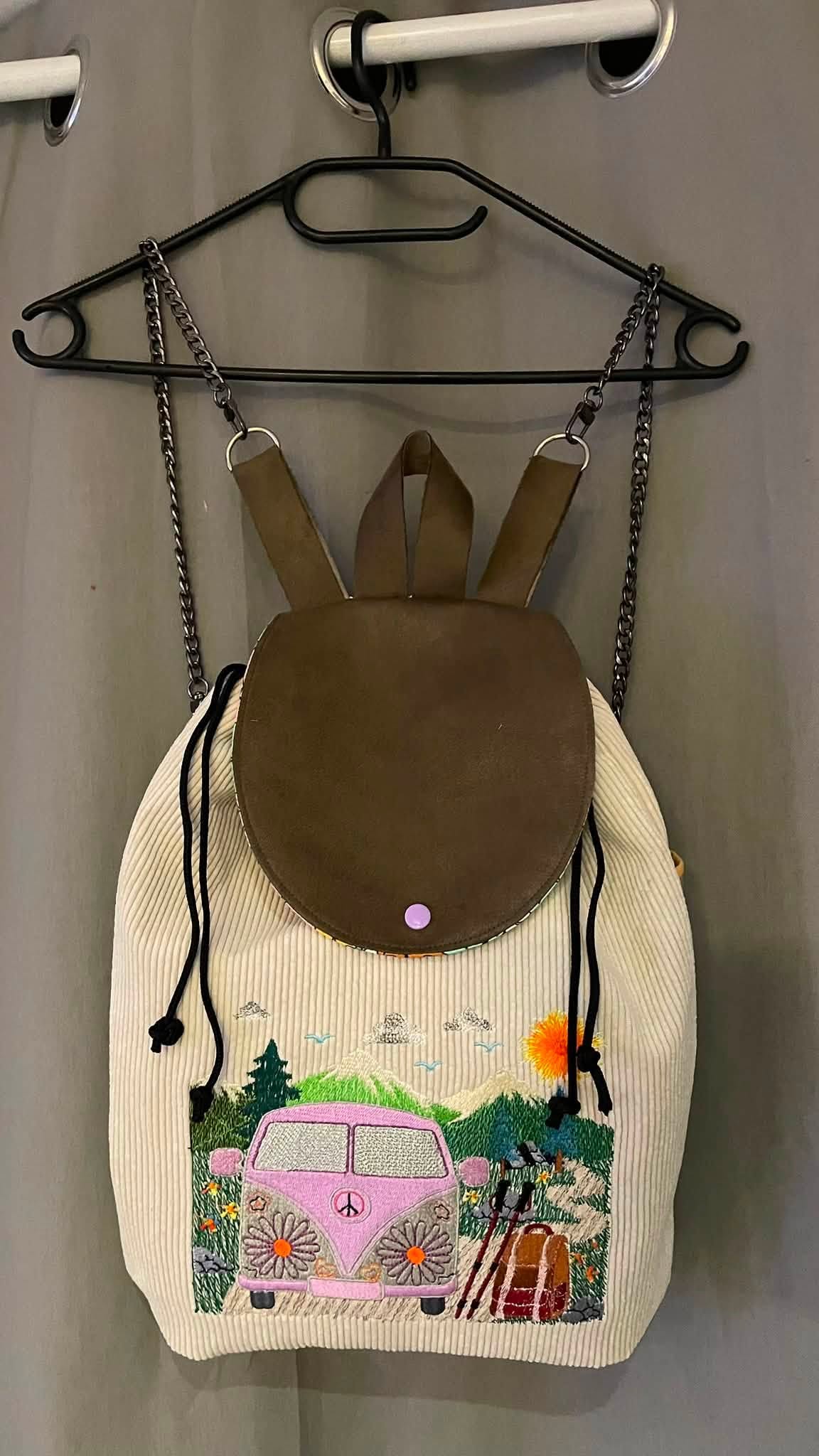 Van Life Randonnée – motif de broderie machine avec combi rétro, montagnes, sapins, sac à dos et bâtons de randonnée