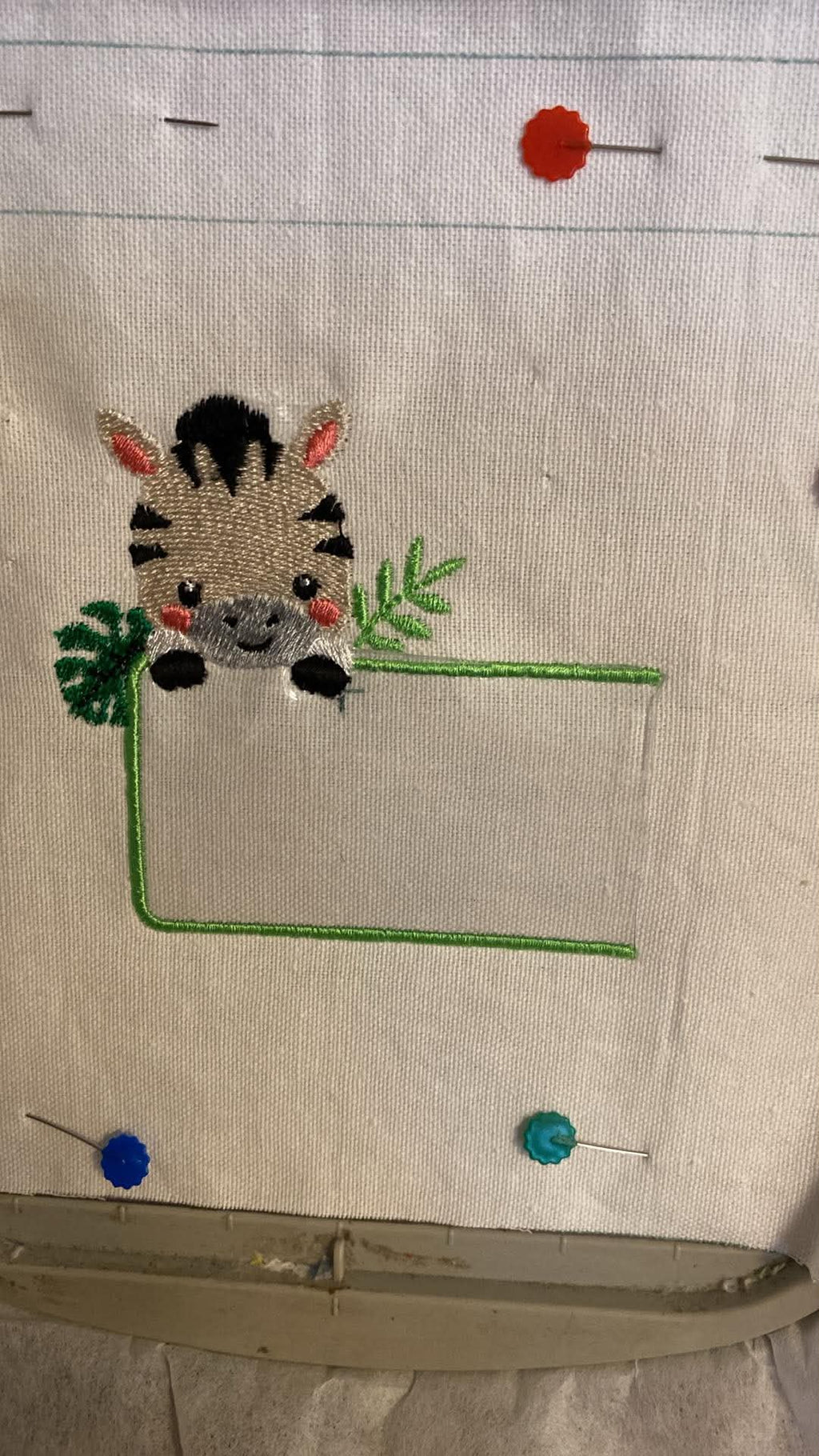 Étiquette Appliqué Cristal Zèbre – motif de broderie machine 10x10 avec zèbre, feuillage et fenêtre transparente en Cristal