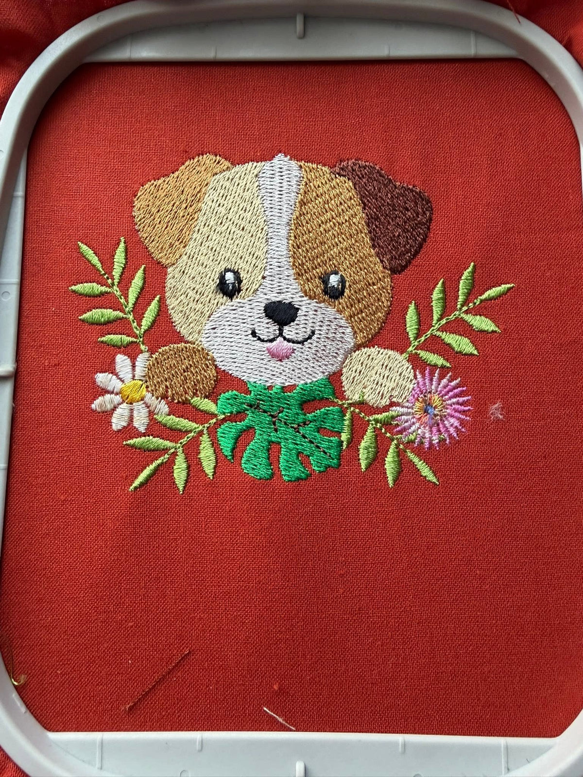 Chien Fleuri entouré de fleurs et feuillages – motif de broderie machine disponible en 3 tailles