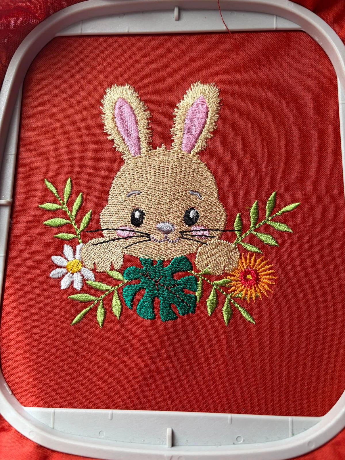 Lapin Fleuri entouré de fleurs et feuillages – motif de broderie machine disponible en 3 tailles
