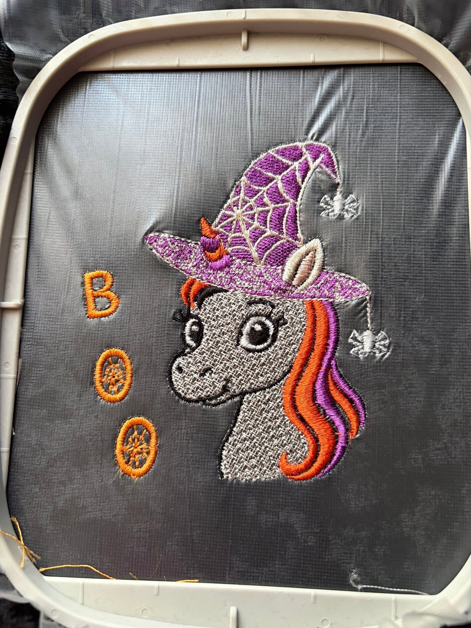 Licorne Halloween avec chapeau de sorcière, toile et araignées – motif de broderie machine 10x10