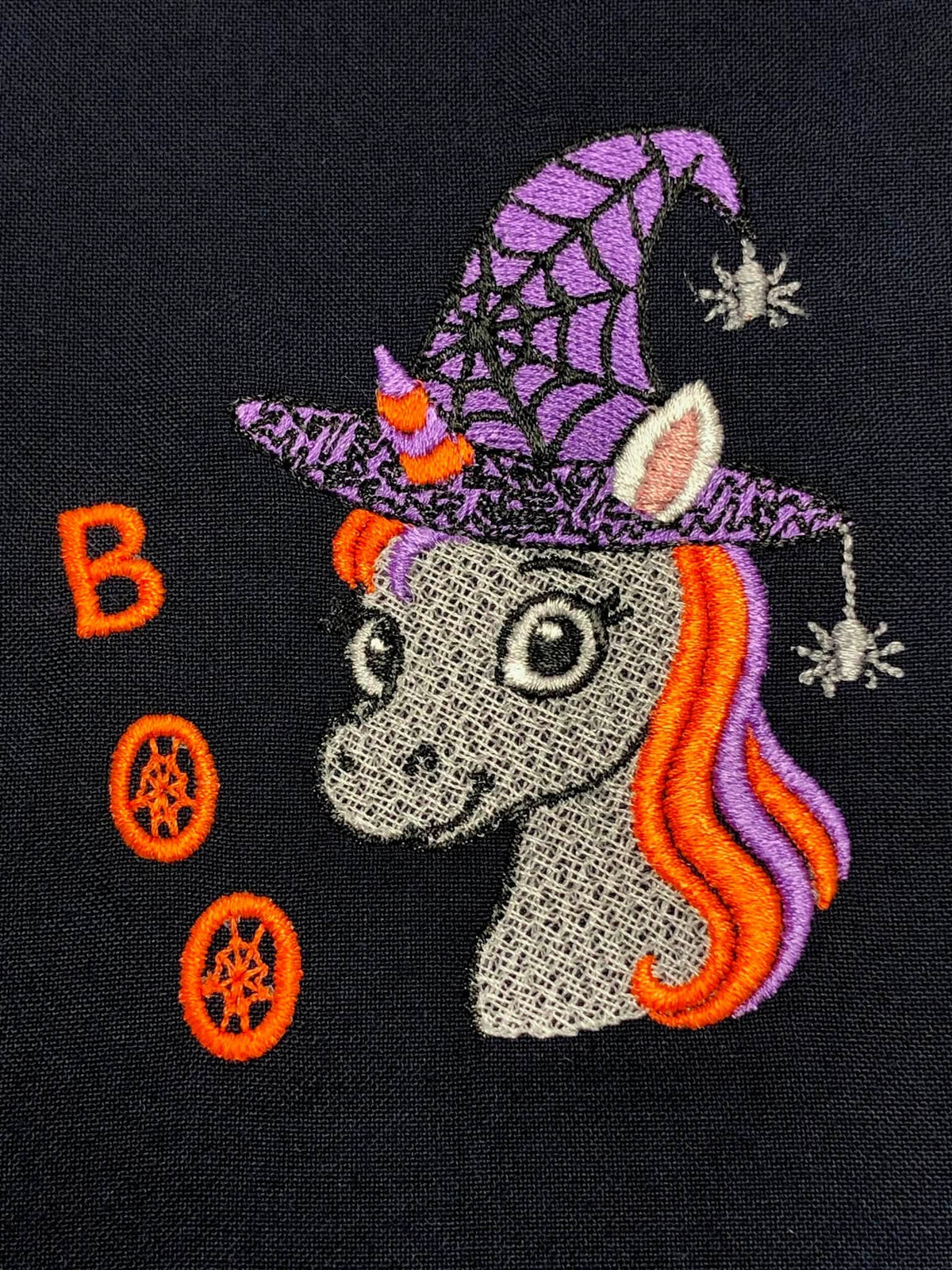Licorne Halloween avec chapeau de sorcière, toile et araignées – motif de broderie machine 10x10
